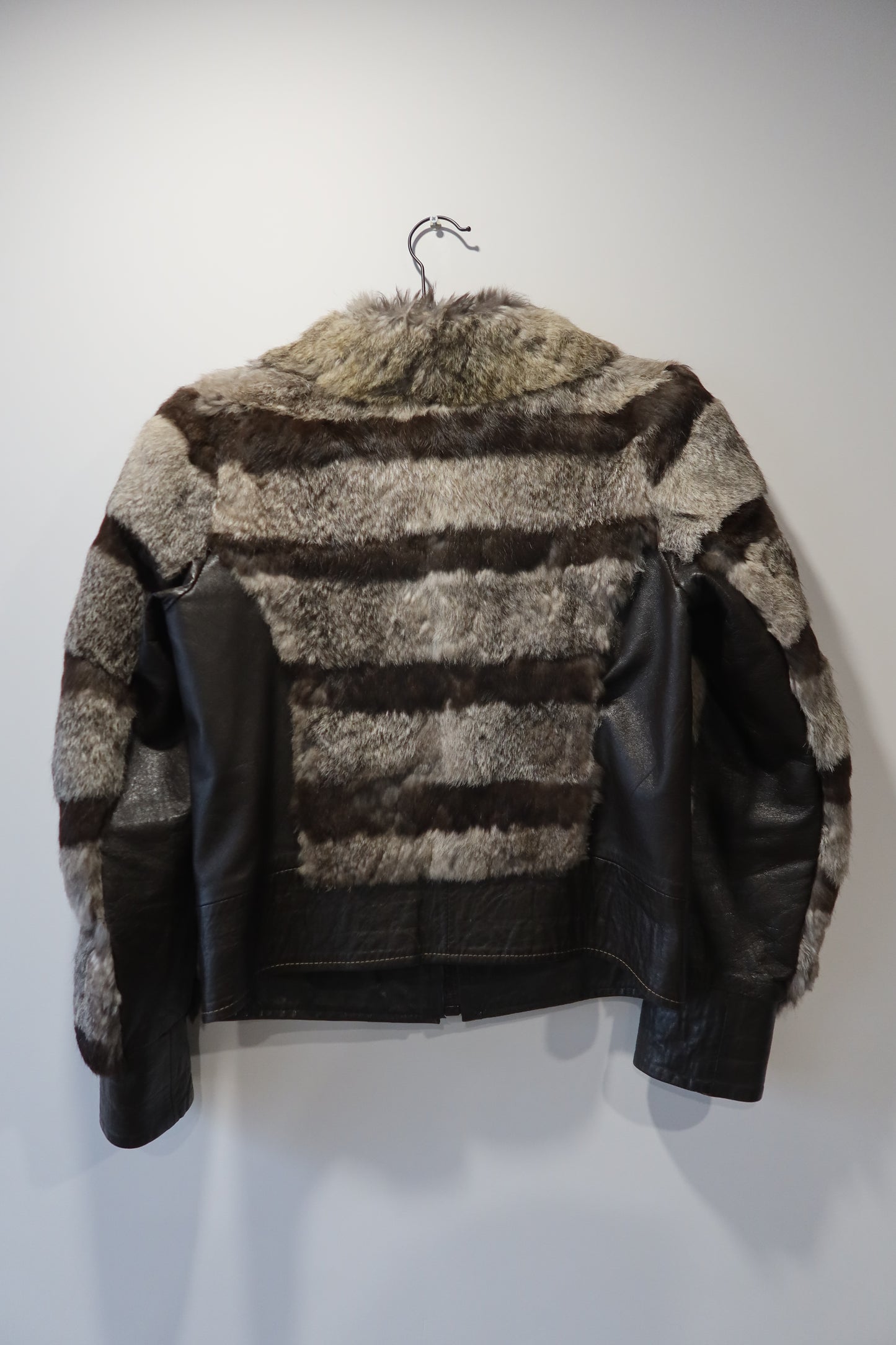 Veste courte en fourrure et cuir rayée