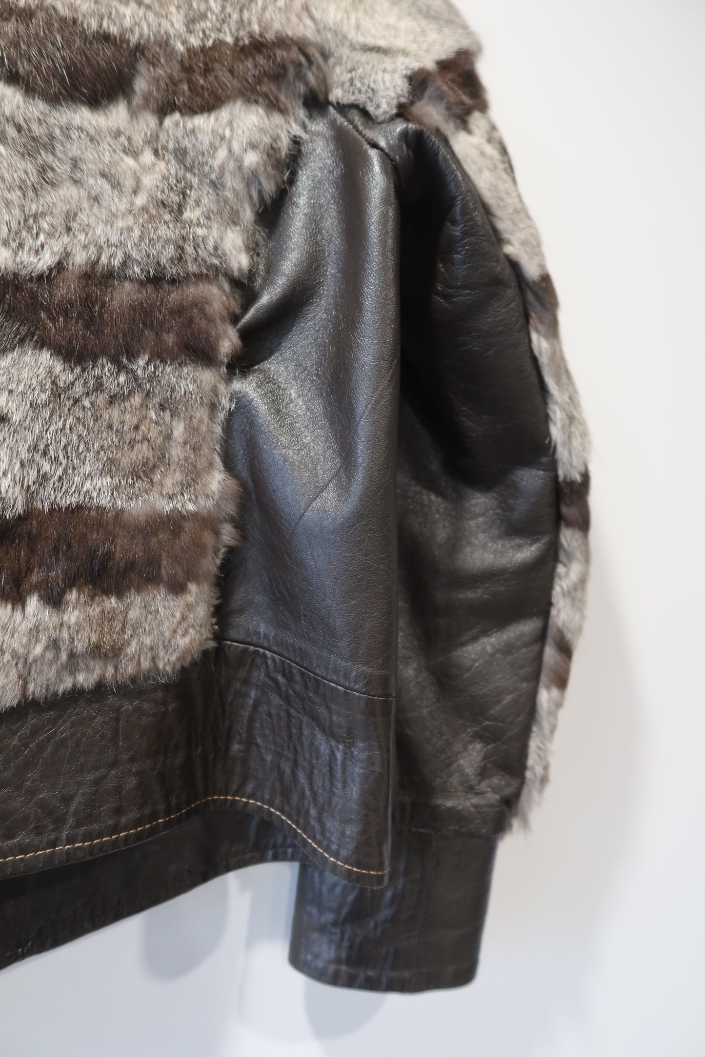 Veste courte en fourrure et cuir rayée