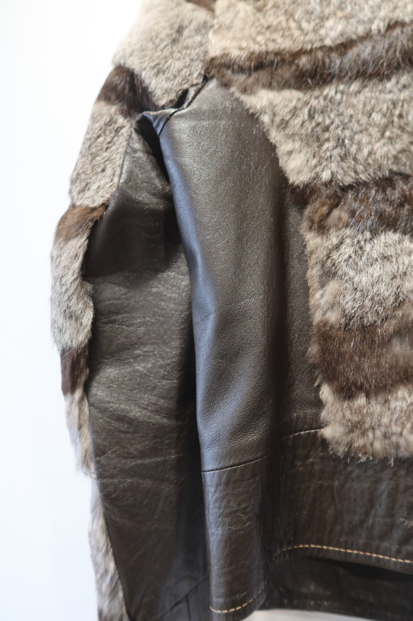 Veste courte en fourrure et cuir rayée
