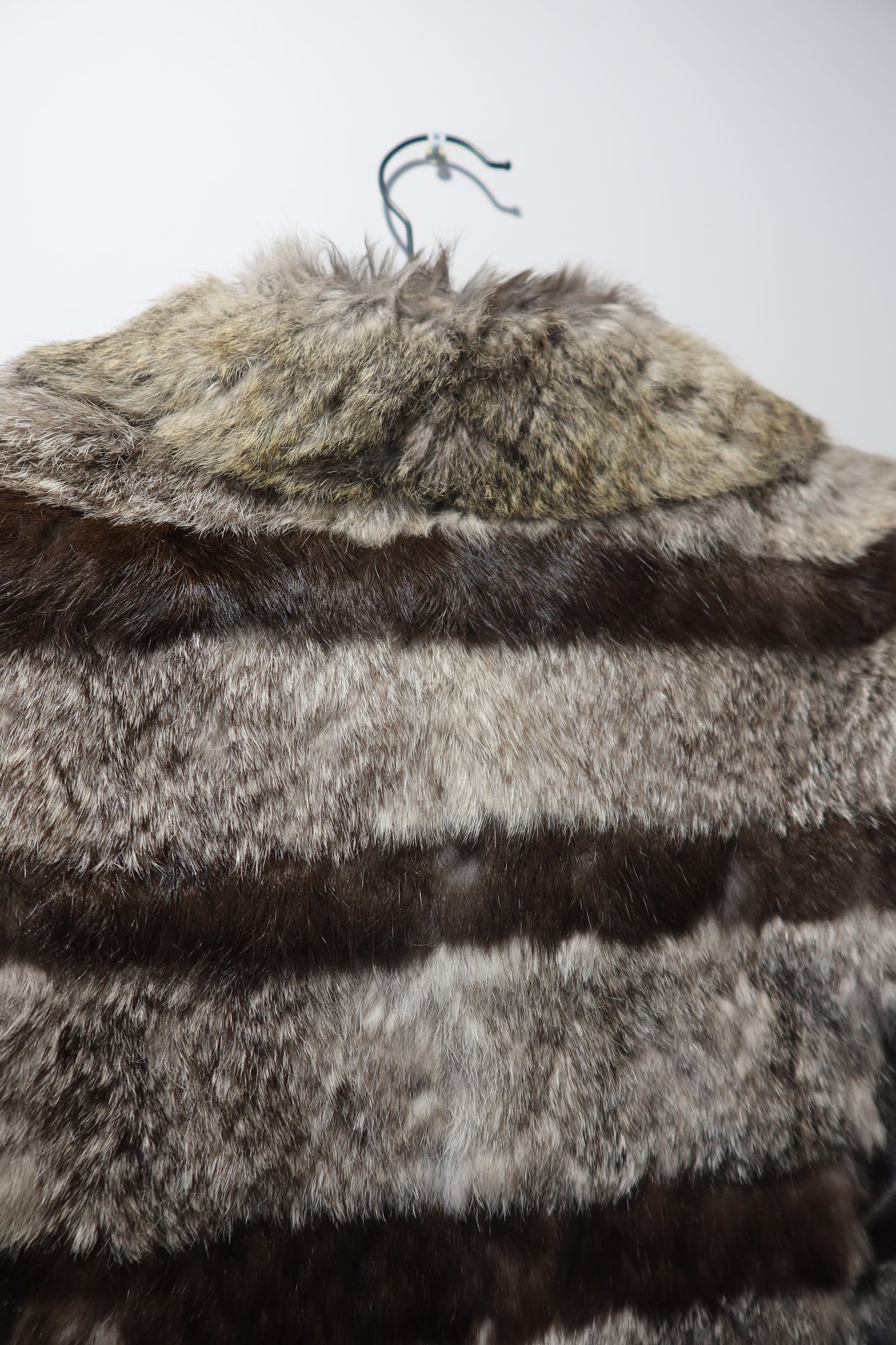 Veste courte en fourrure et cuir rayée