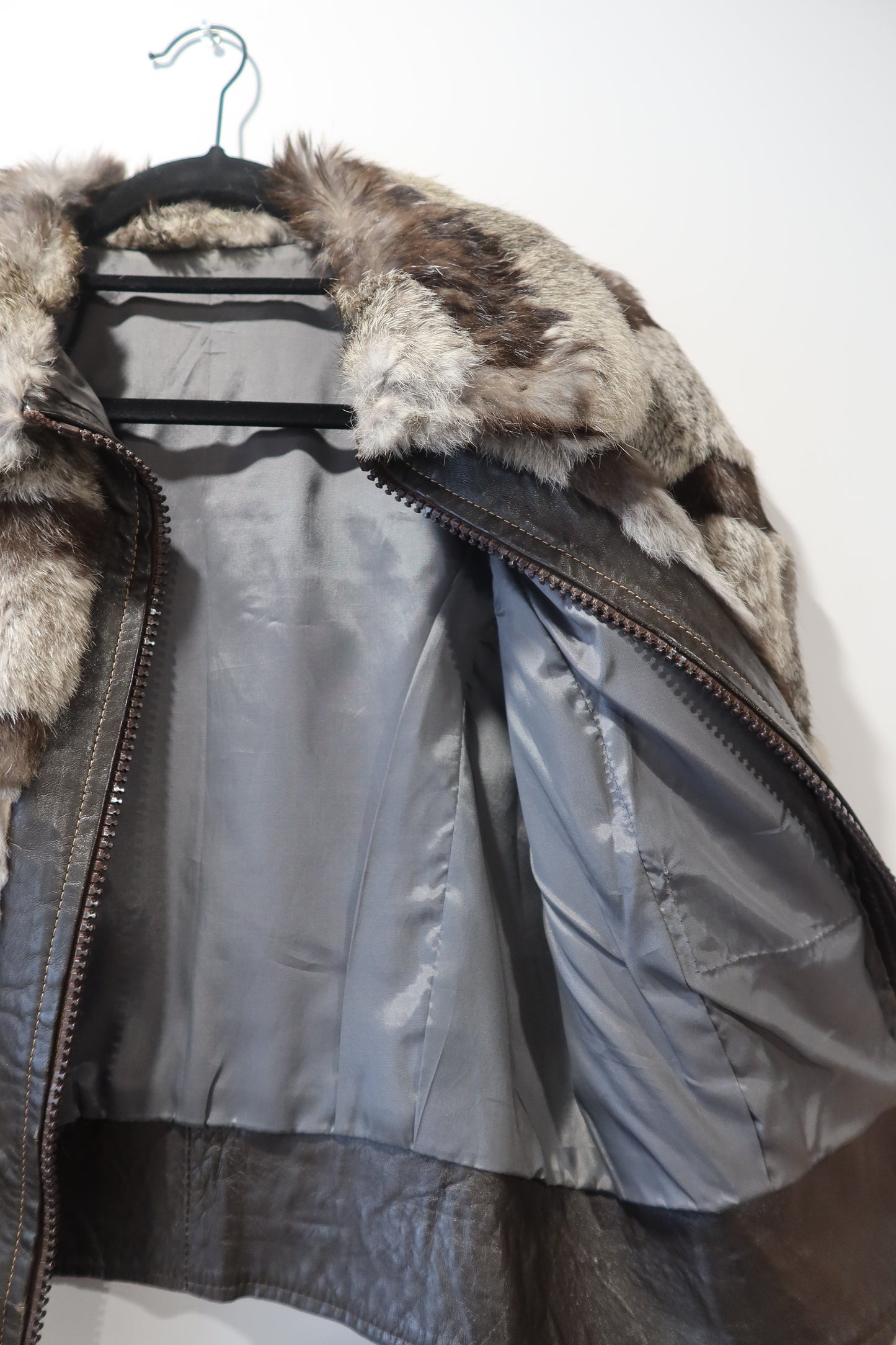 Veste courte en fourrure et cuir rayée