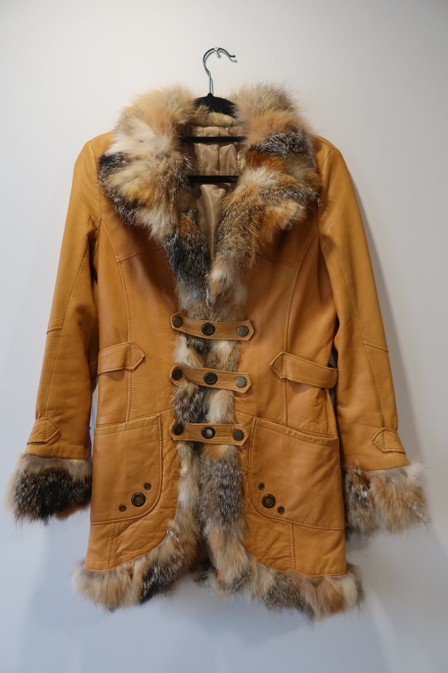 Veste en cuir et bordures en fourrure