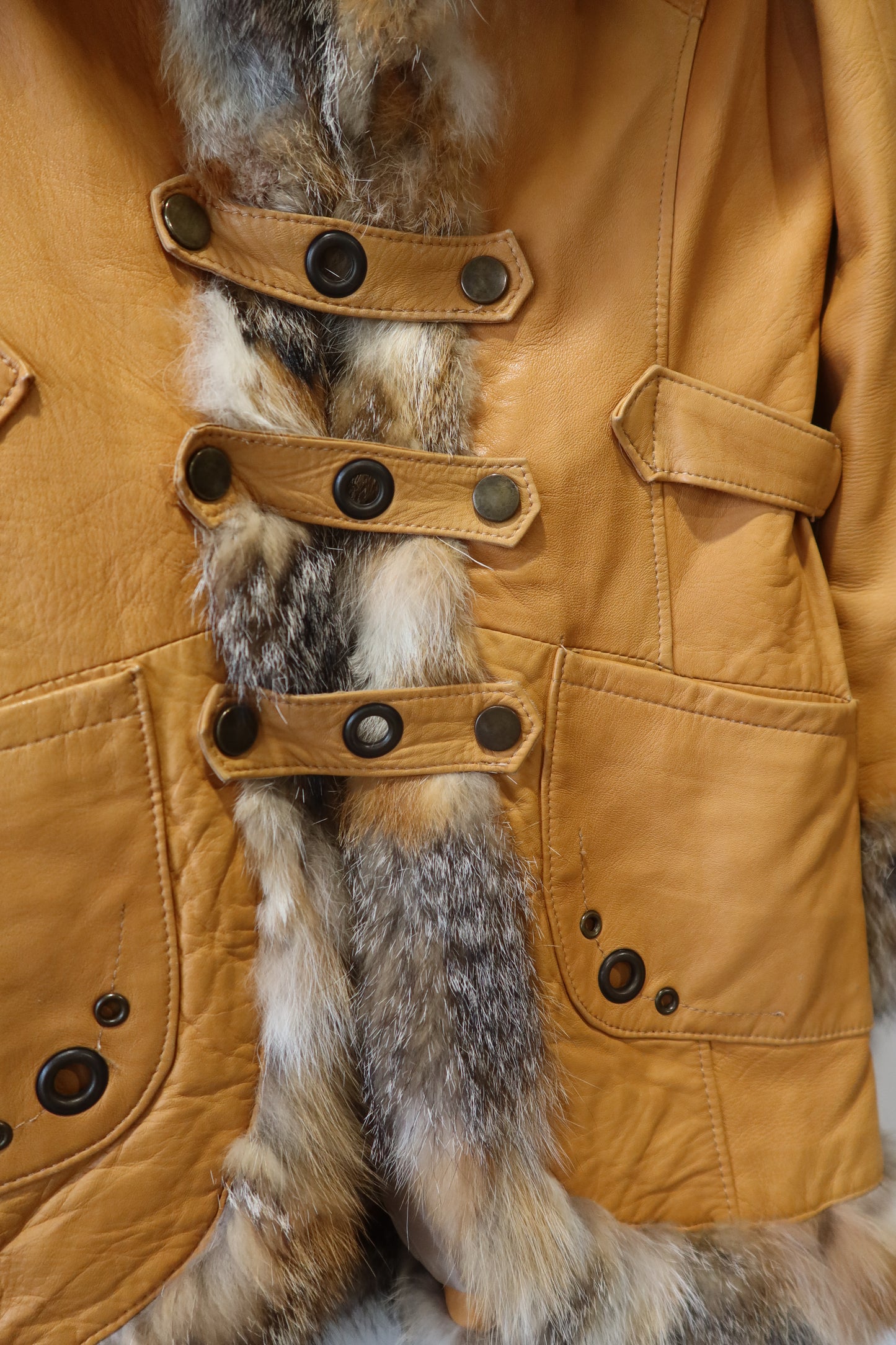 Veste en cuir et bordures en fourrure