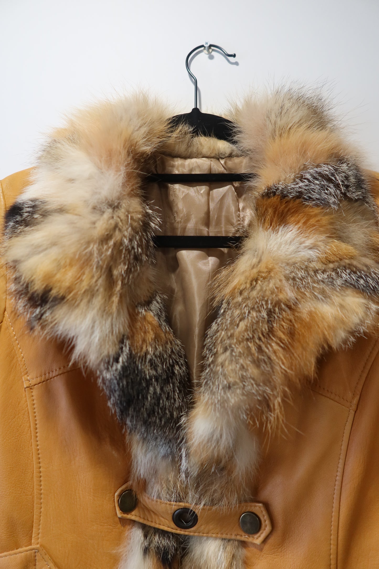 Veste en cuir et bordures en fourrure