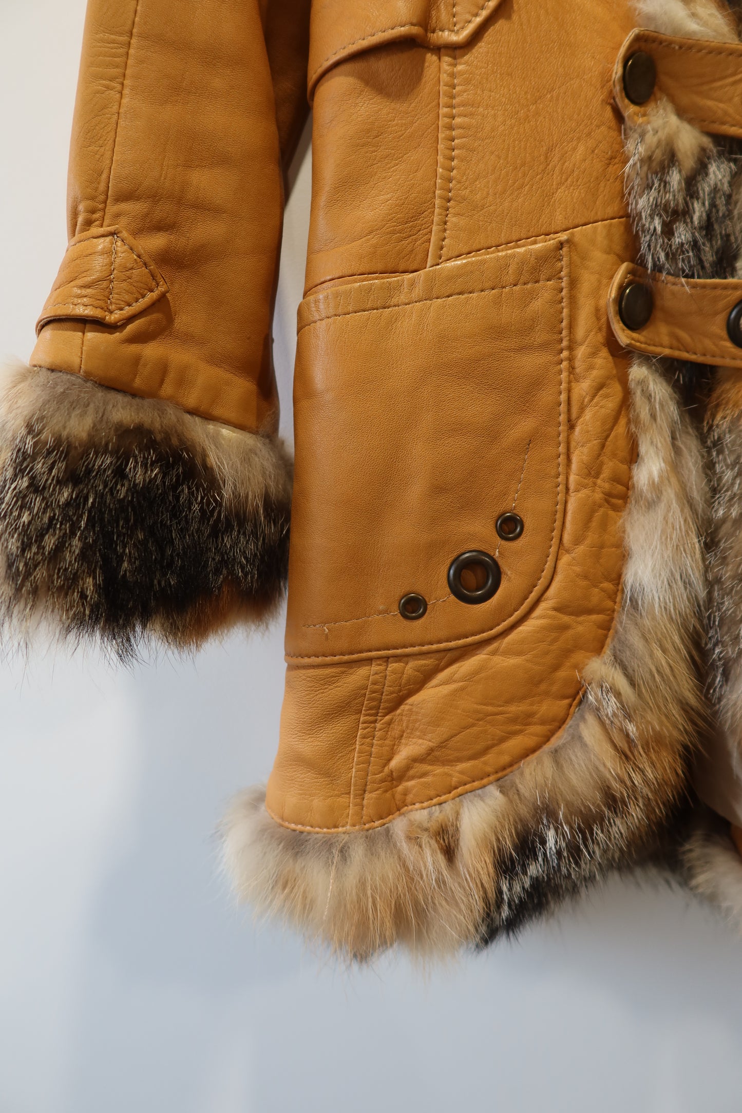 Veste en cuir et bordures en fourrure
