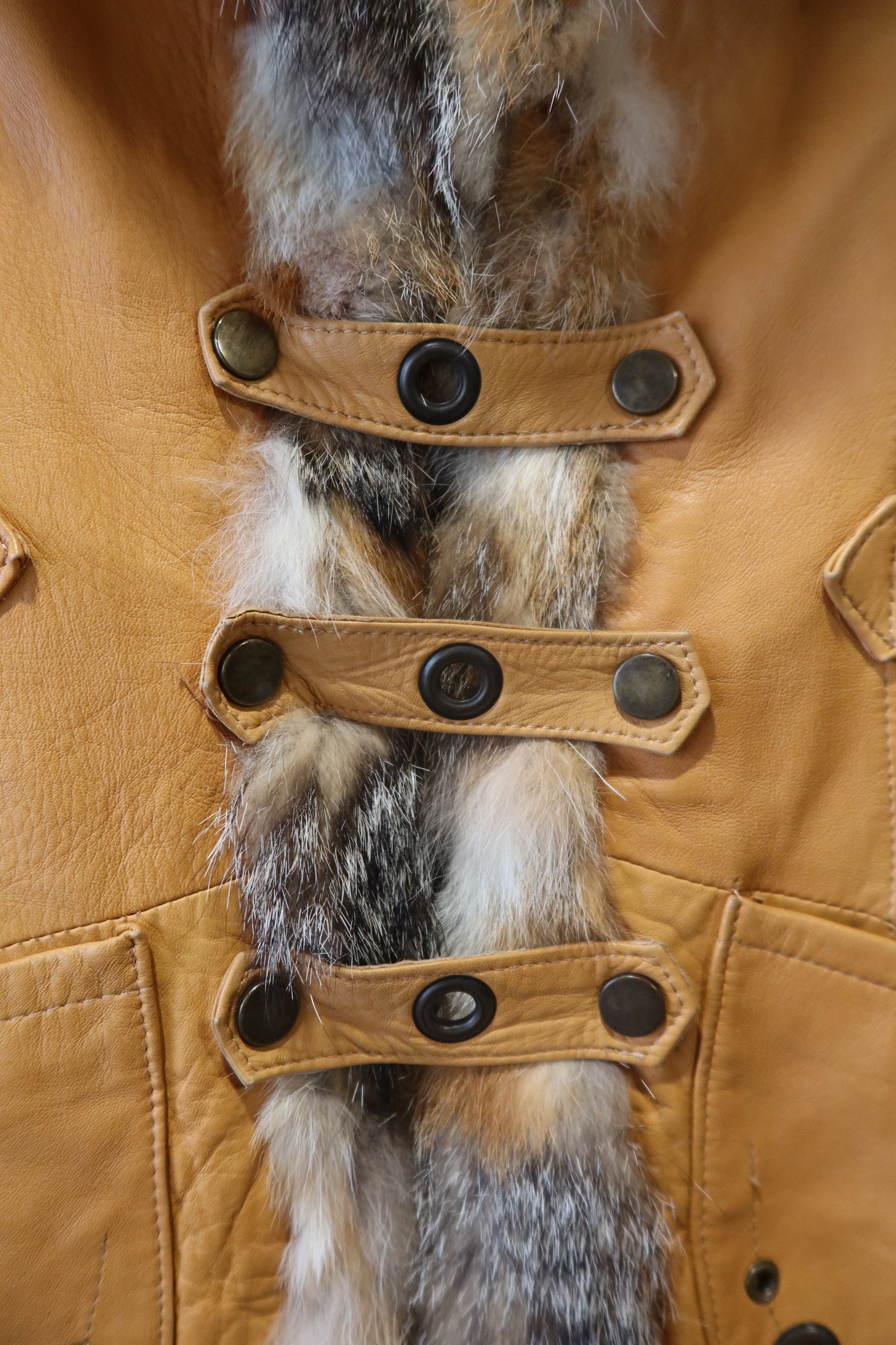 Veste en cuir et bordures en fourrure