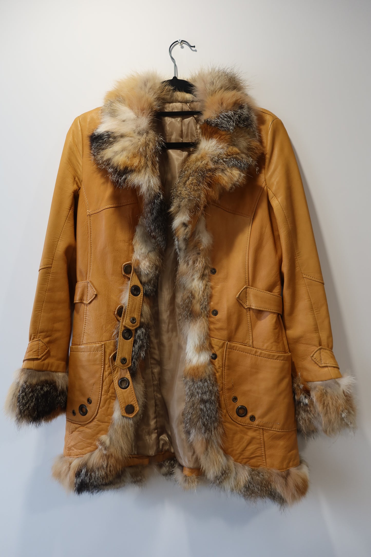 Veste en cuir et bordures en fourrure