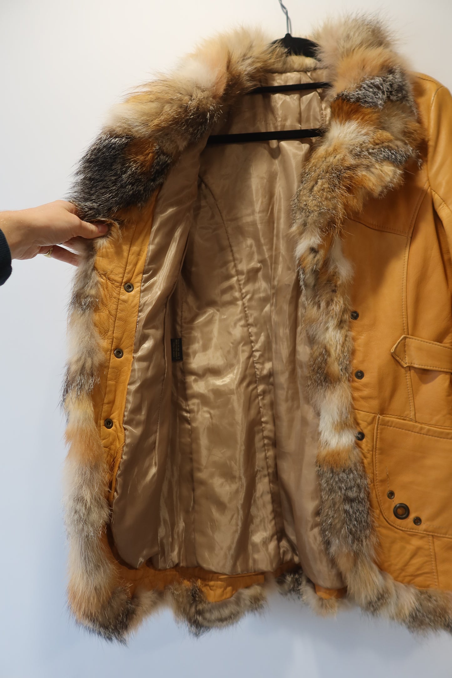 Veste en cuir et bordures en fourrure