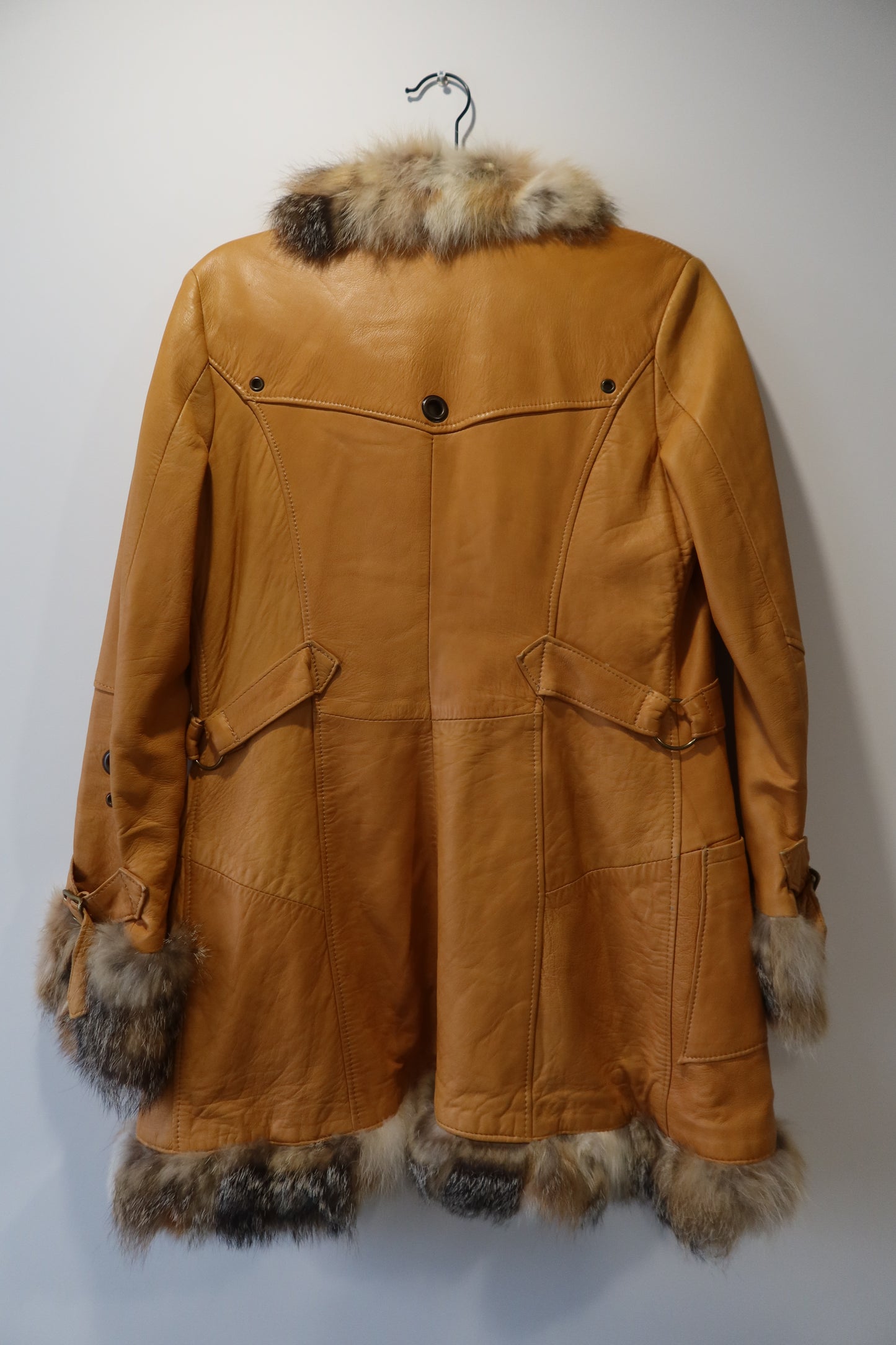 Veste en cuir et bordures en fourrure