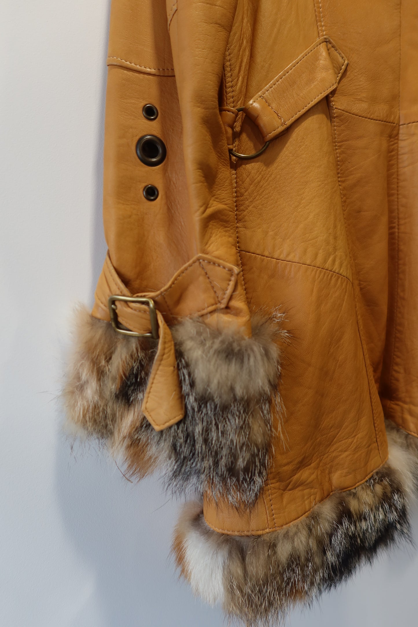 Veste en cuir et bordures en fourrure