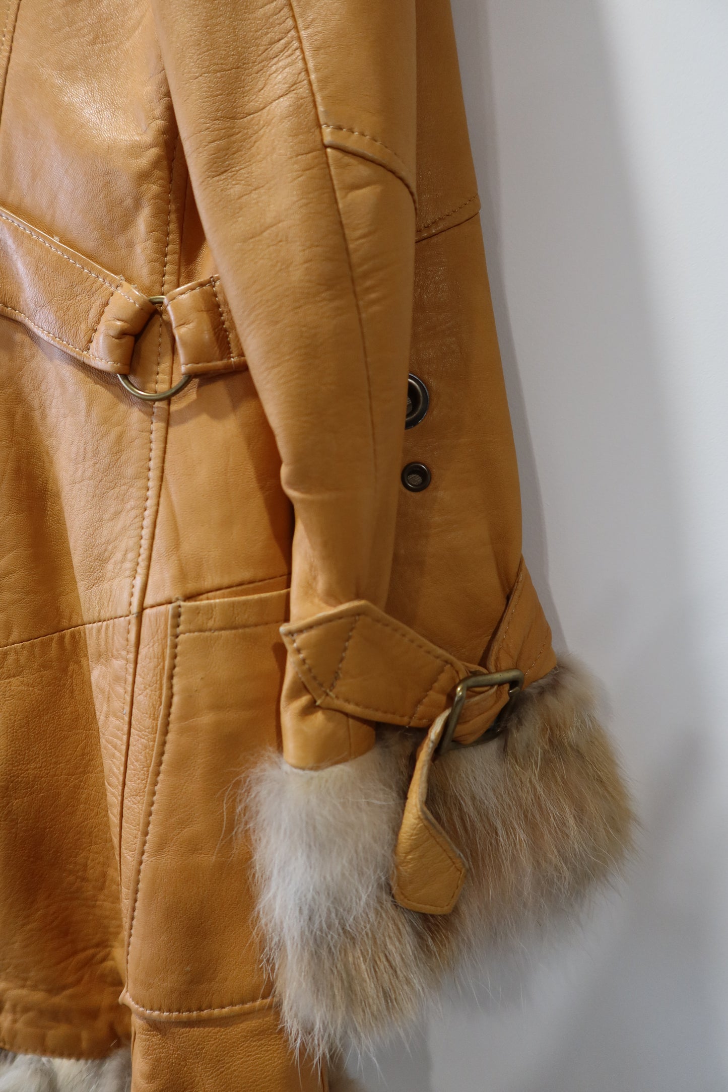 Veste en cuir et bordures en fourrure