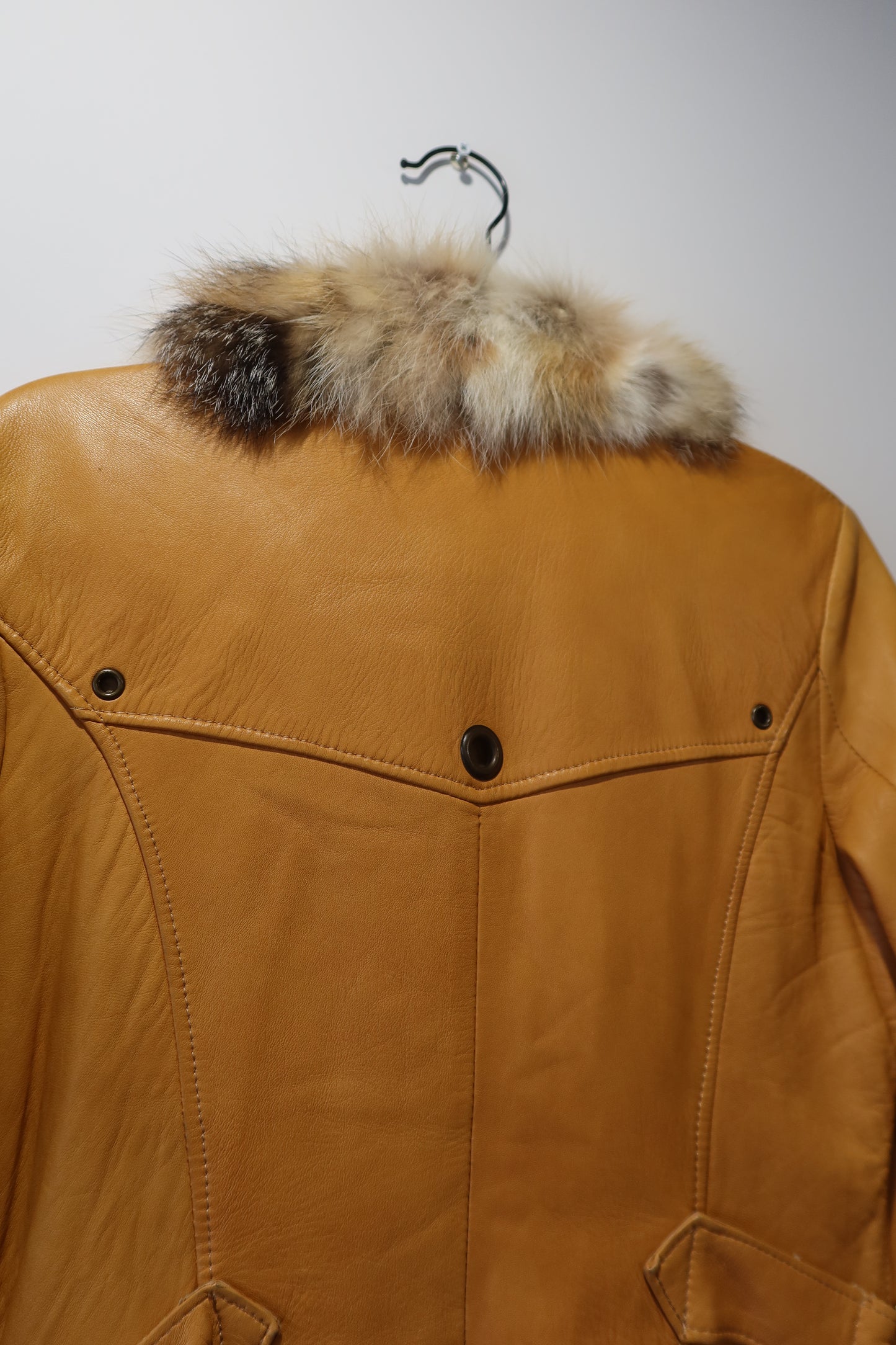 Veste en cuir et bordures en fourrure