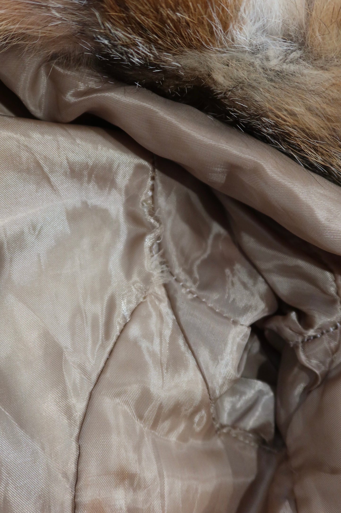 Veste en cuir et bordures en fourrure