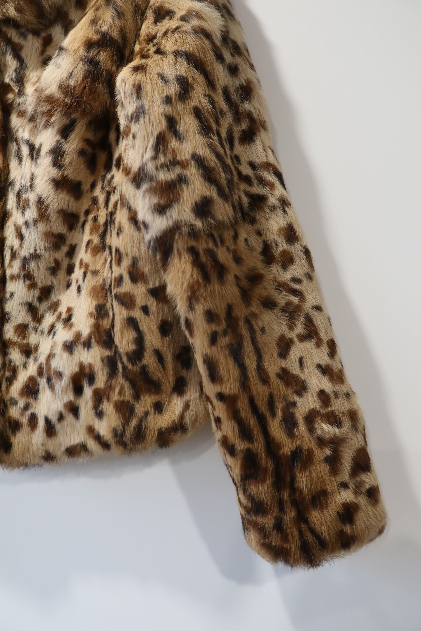 Veste en fourrure imprimée léopard