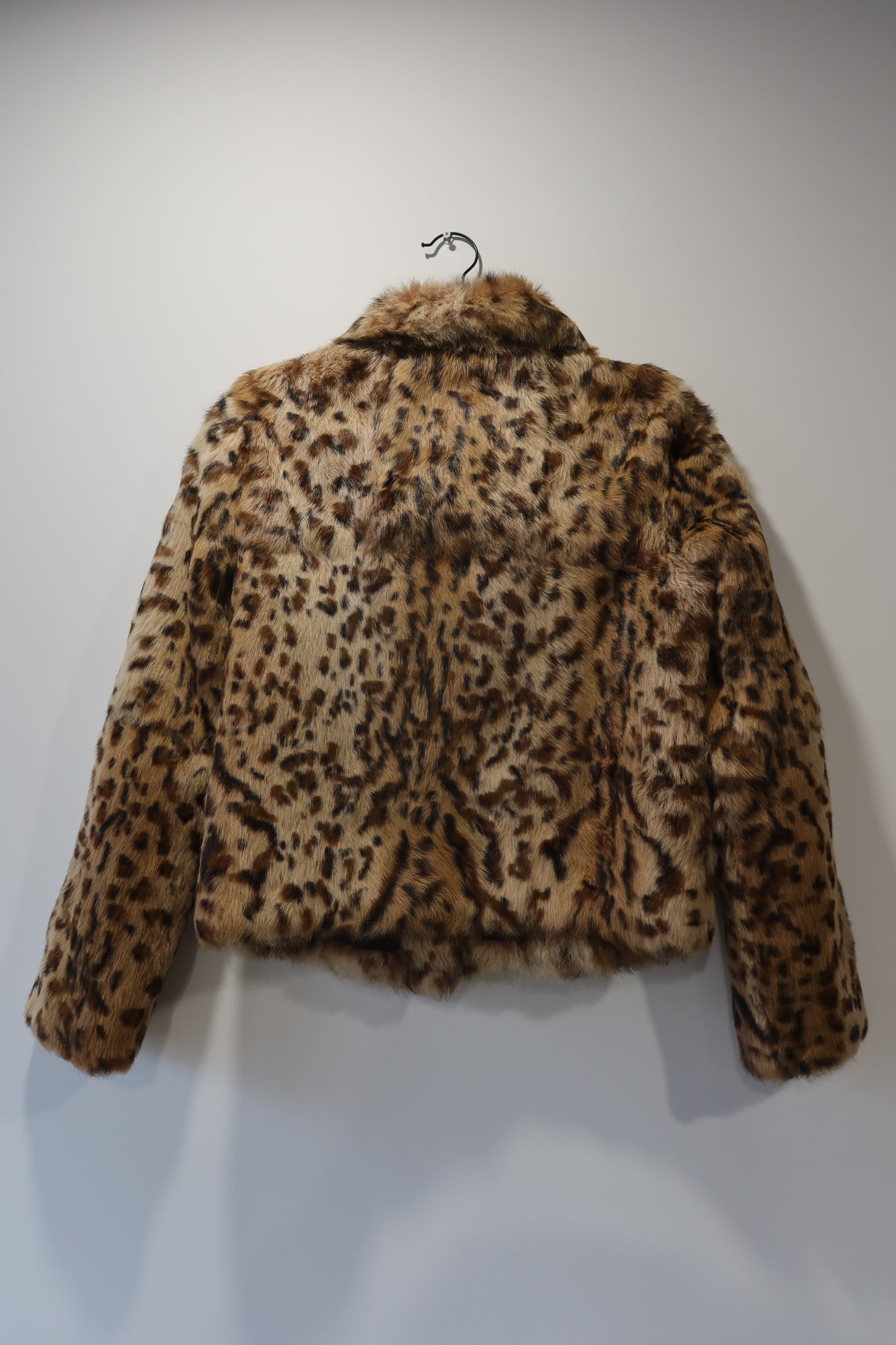 Veste en fourrure imprimée léopard