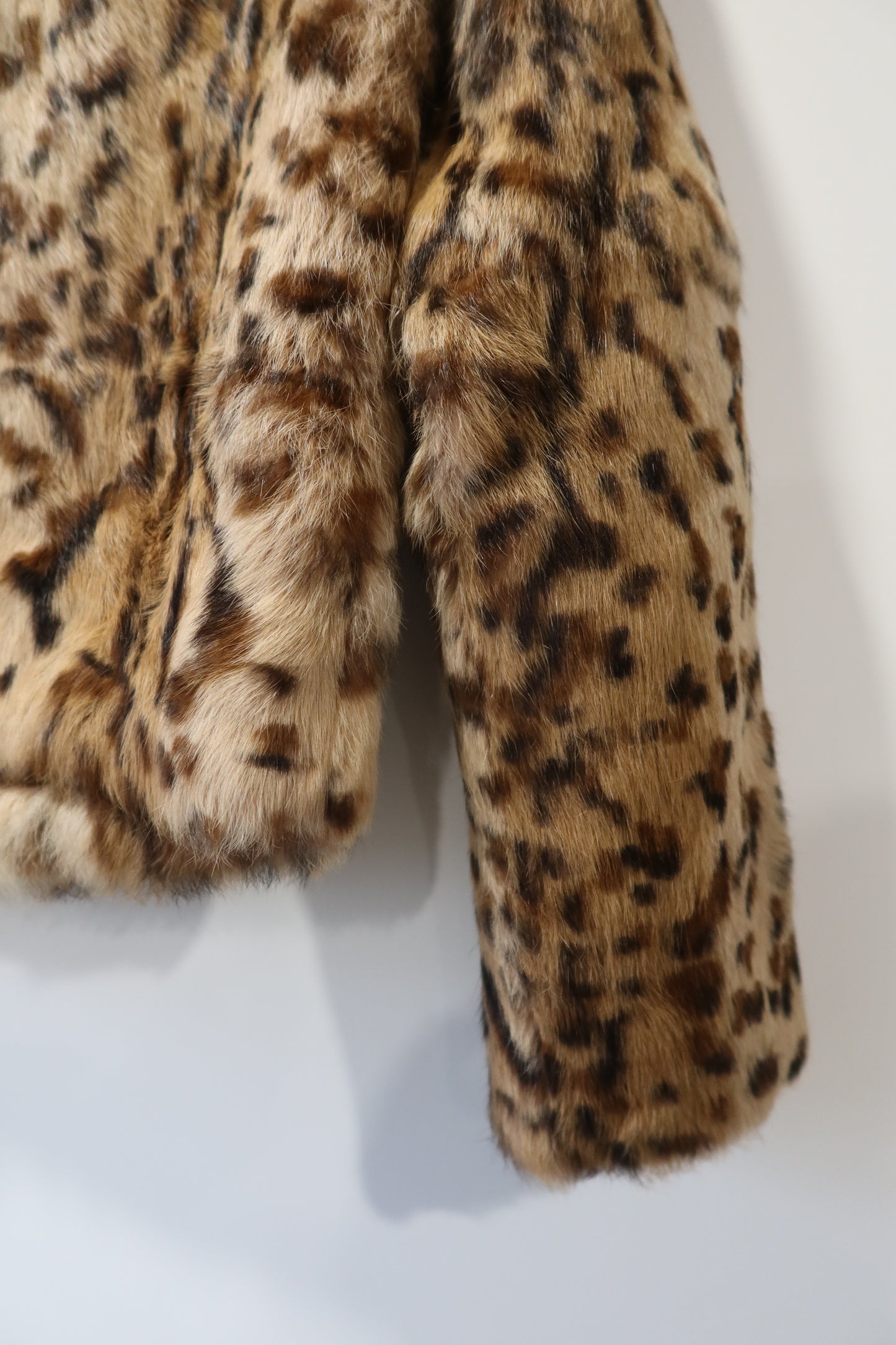 Veste en fourrure imprimée léopard