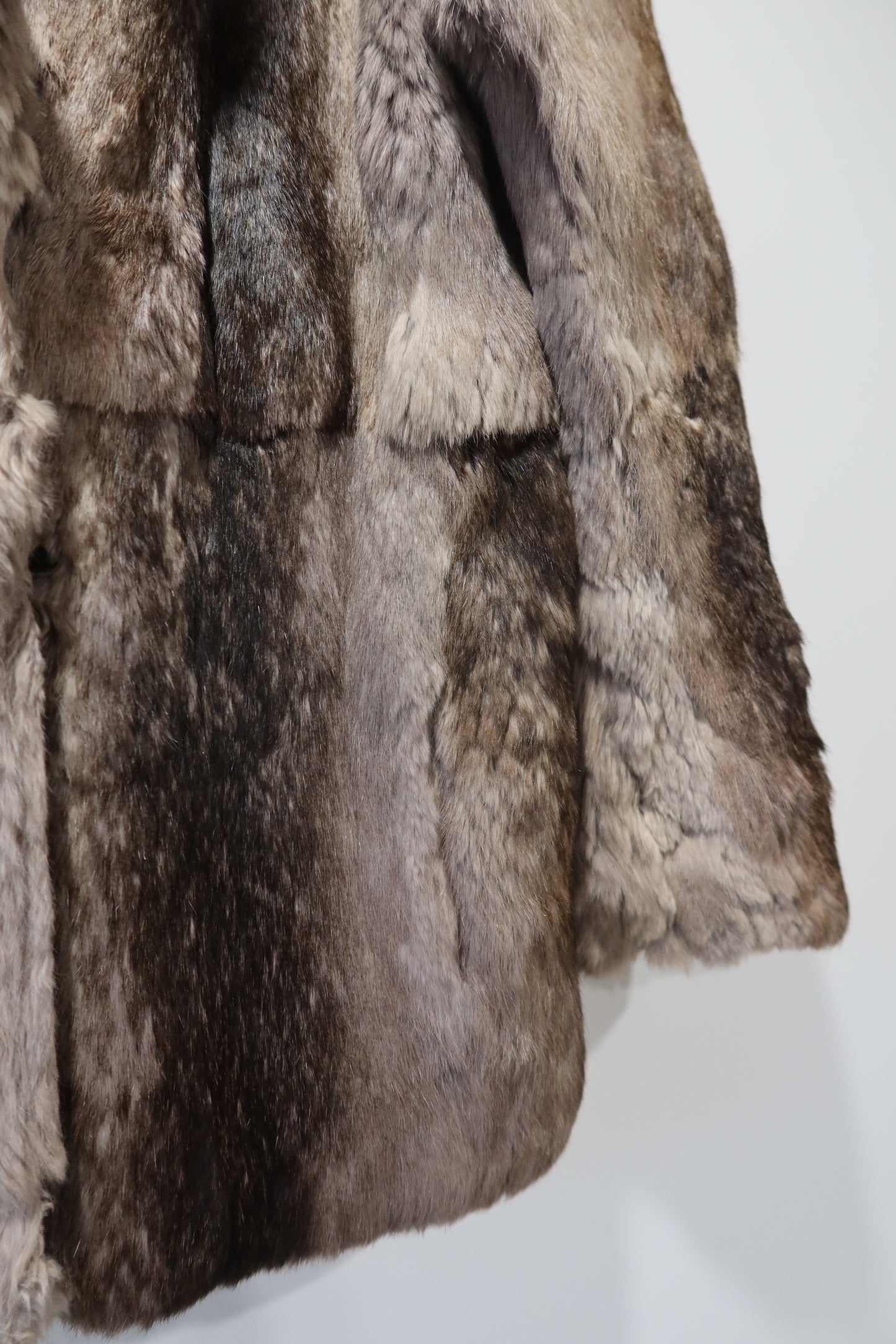 Manteau en fourrure gris col à revers
