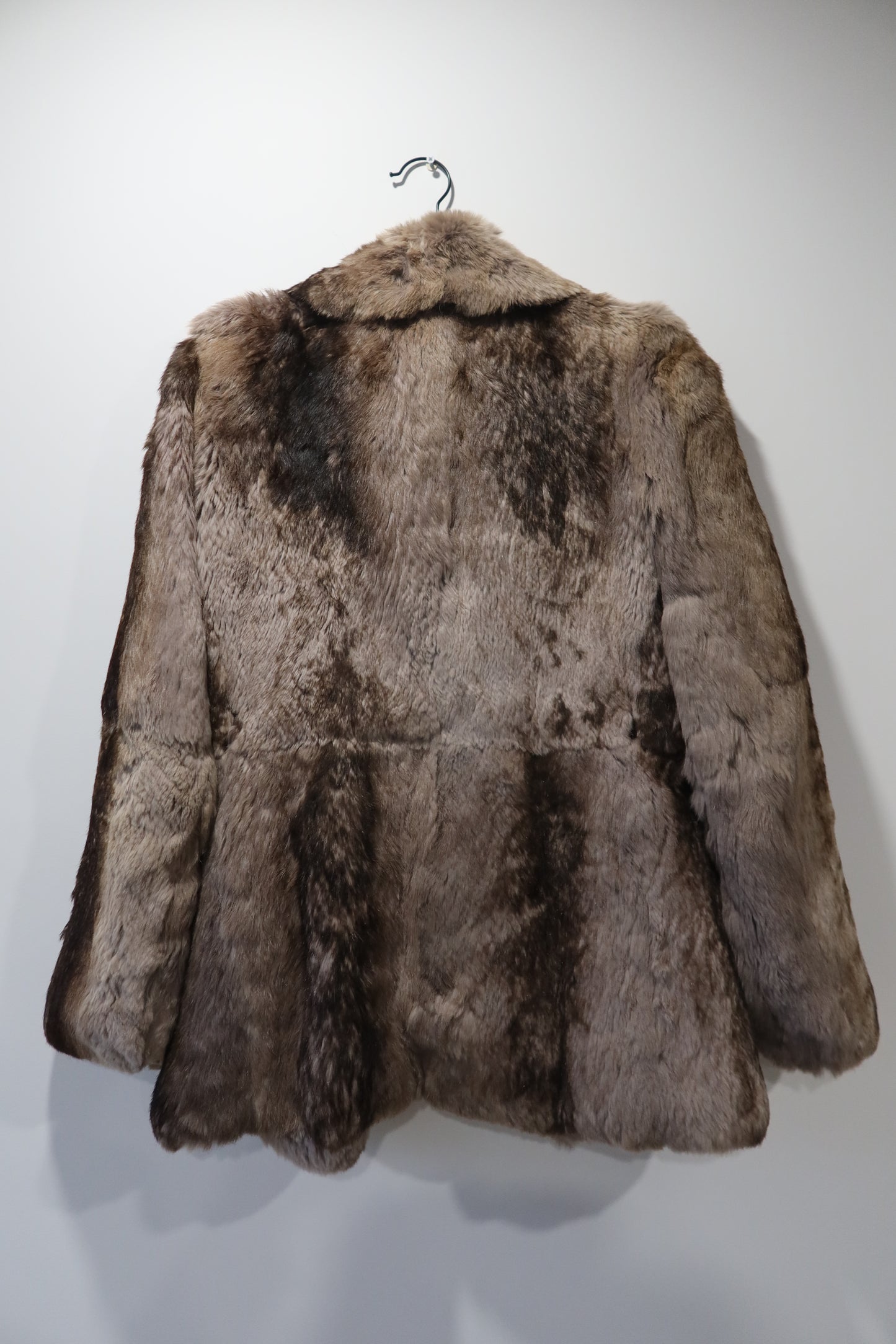 Manteau en fourrure gris col à revers