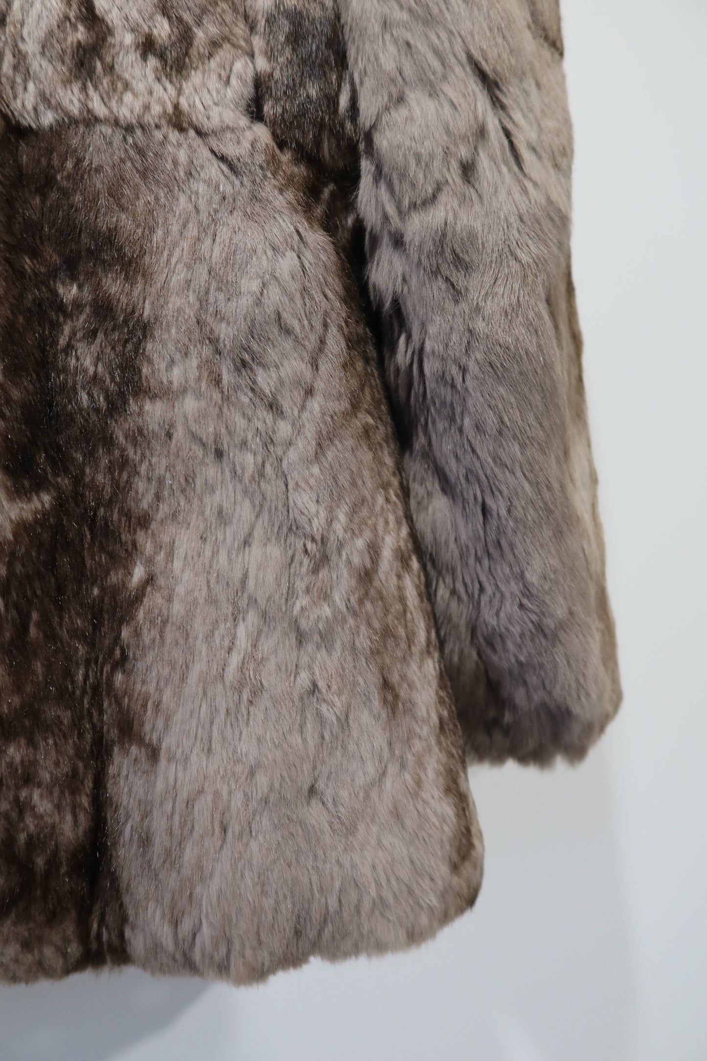 Manteau en fourrure gris col à revers