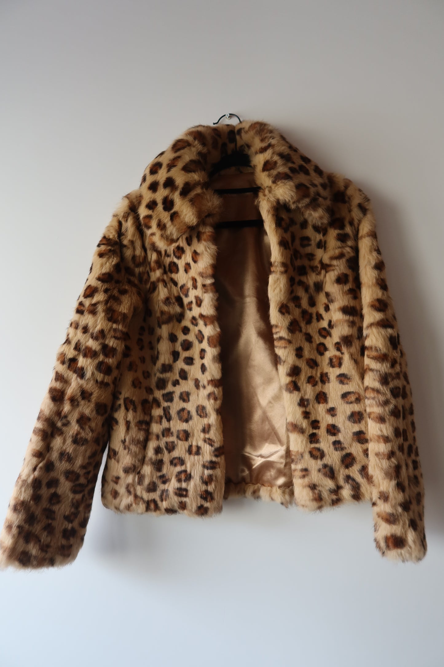 Veste en fourrure imprimée léopard