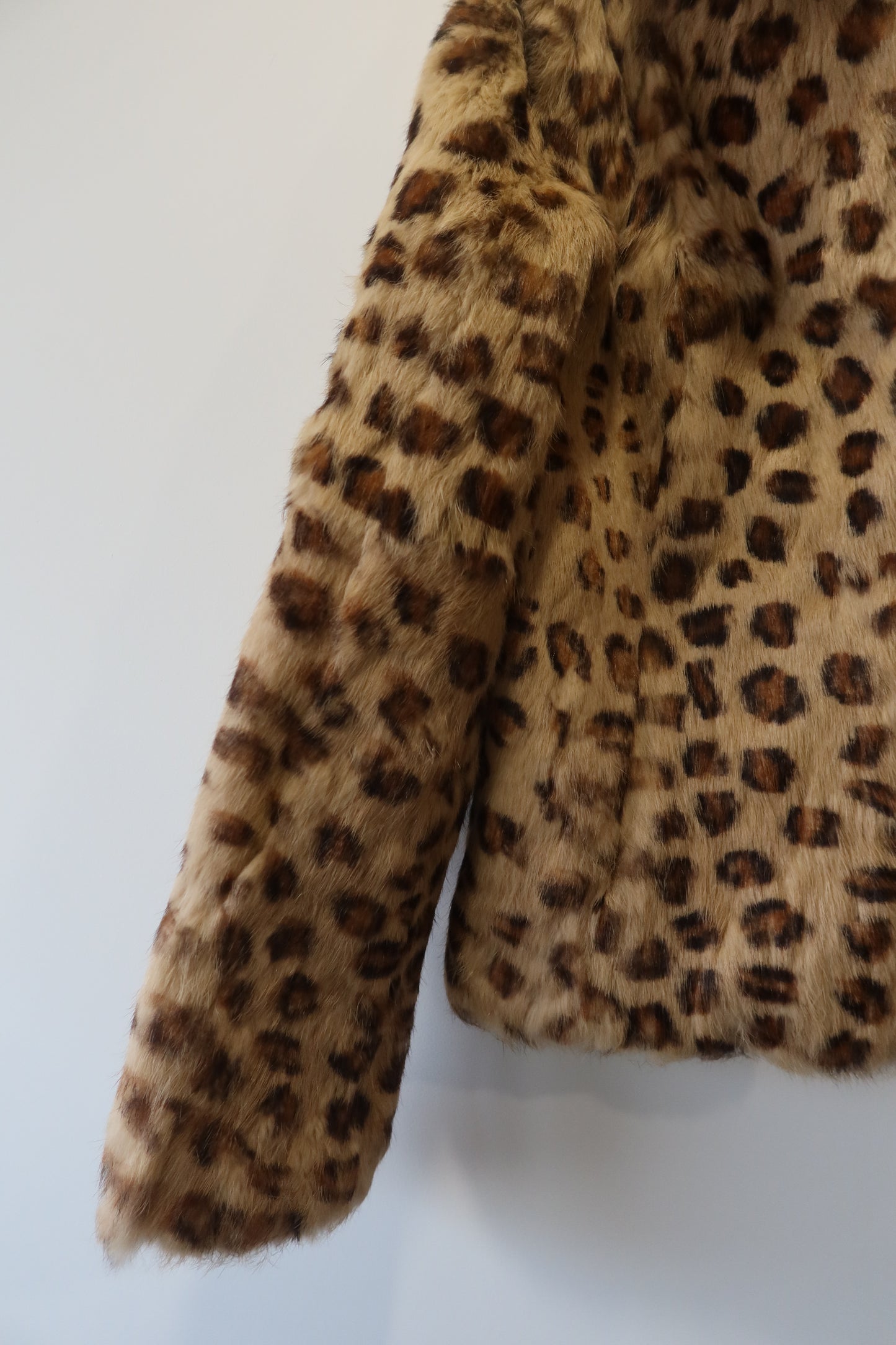 Veste en fourrure imprimée léopard