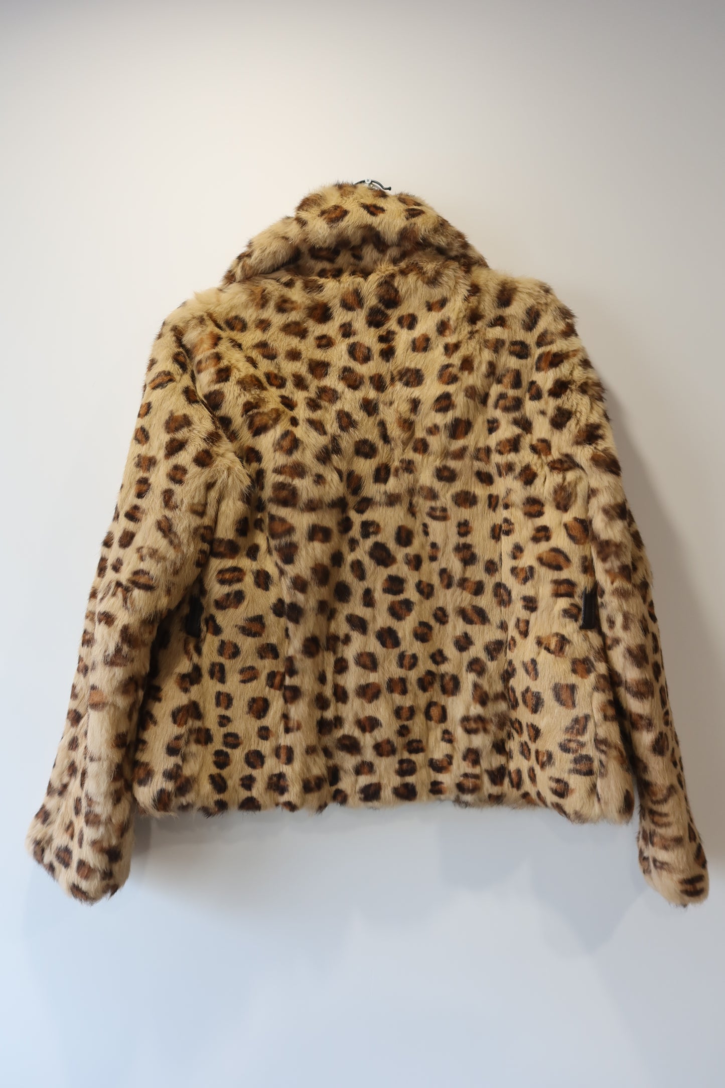 Veste en fourrure imprimée léopard
