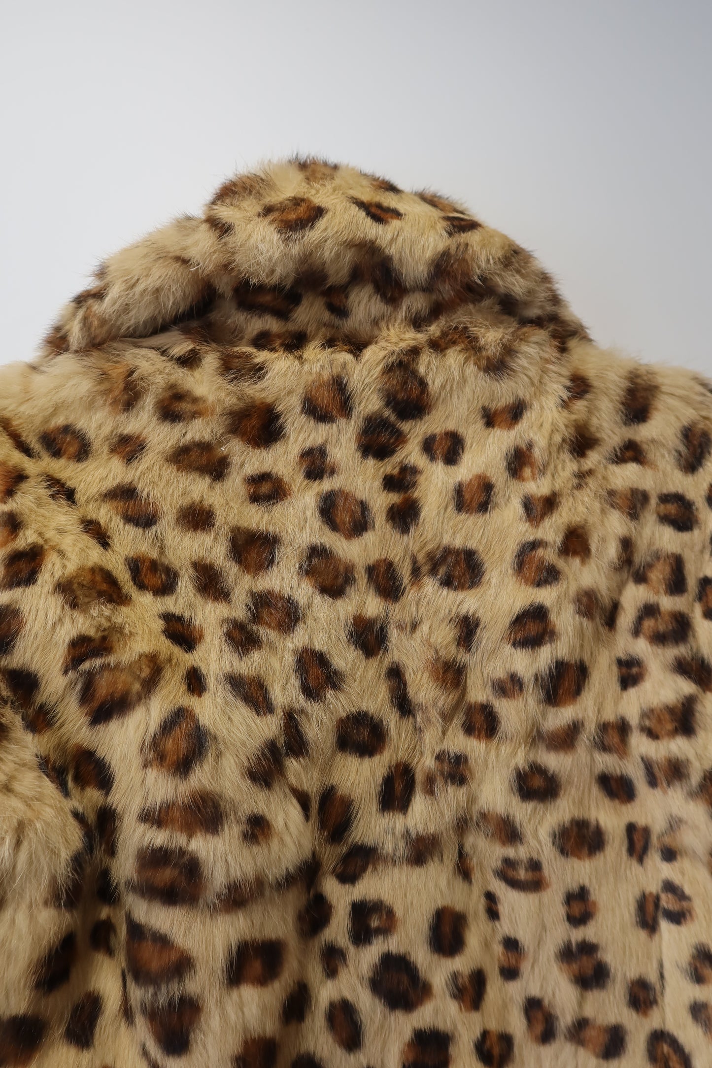 Veste en fourrure imprimée léopard