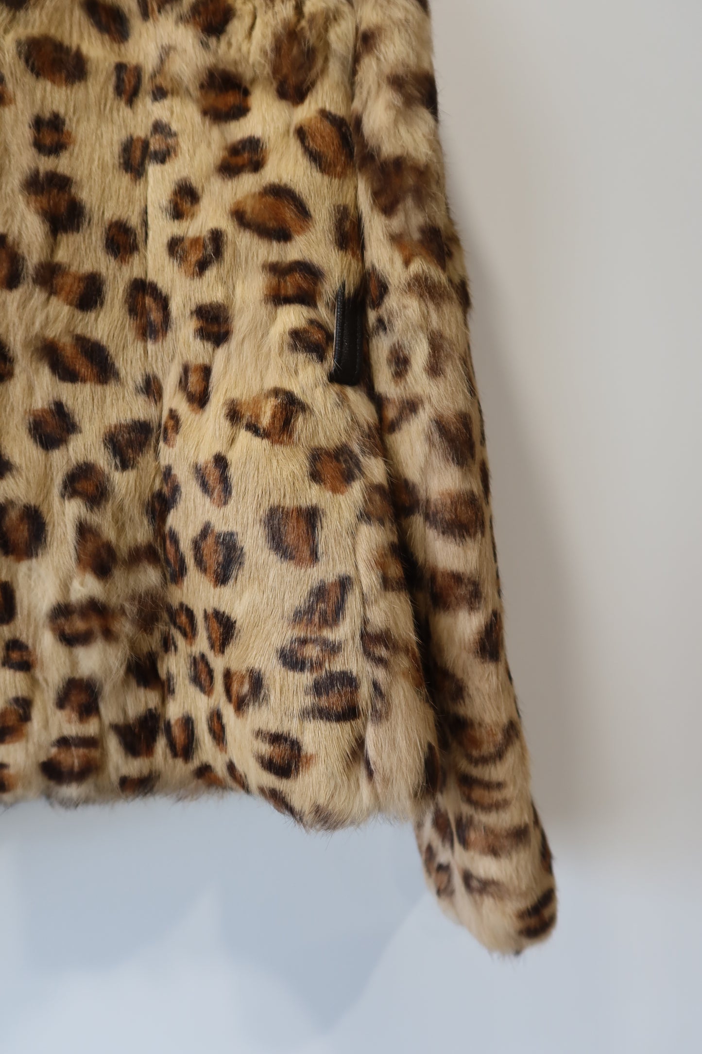 Veste en fourrure imprimée léopard