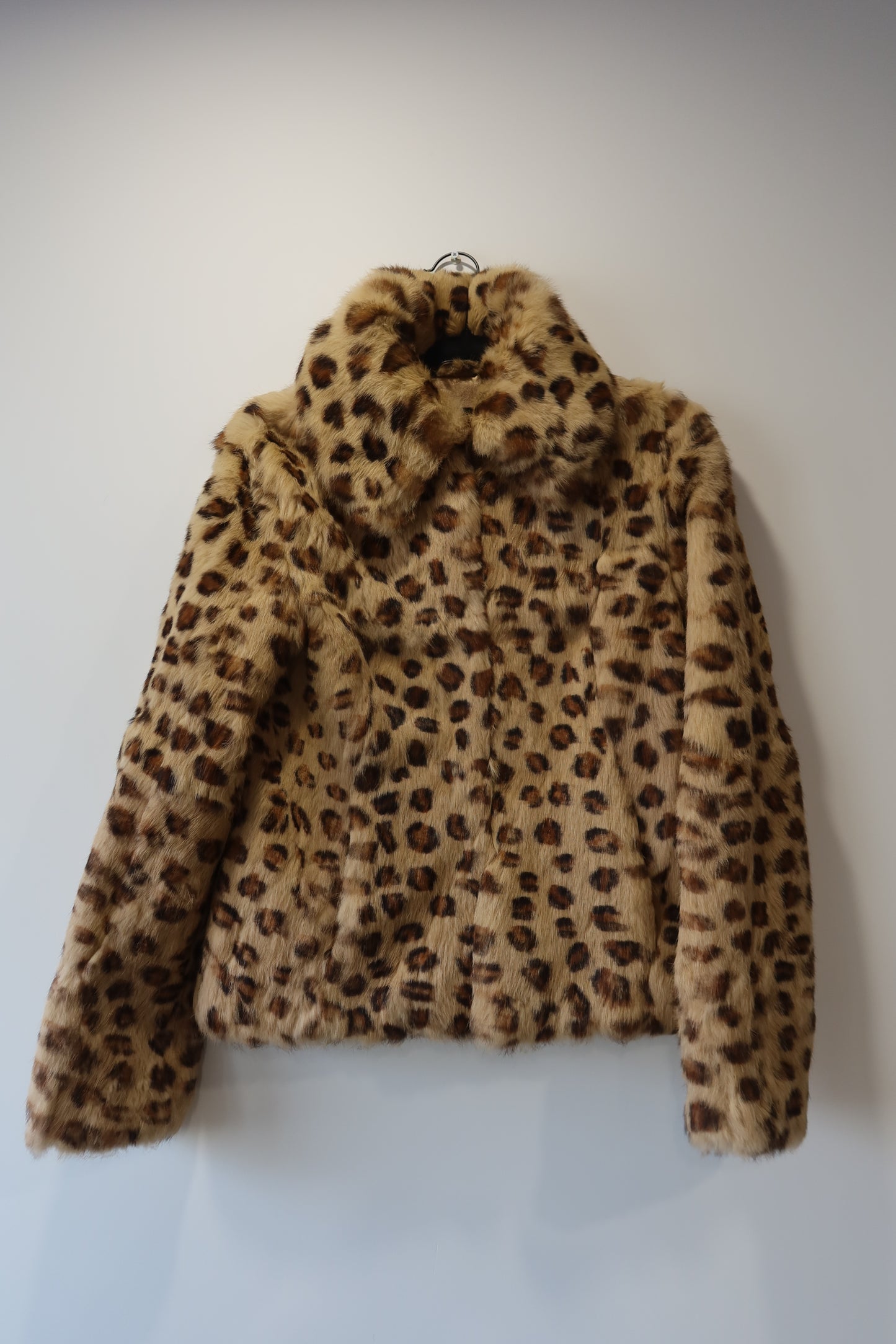 Veste en fourrure imprimée léopard