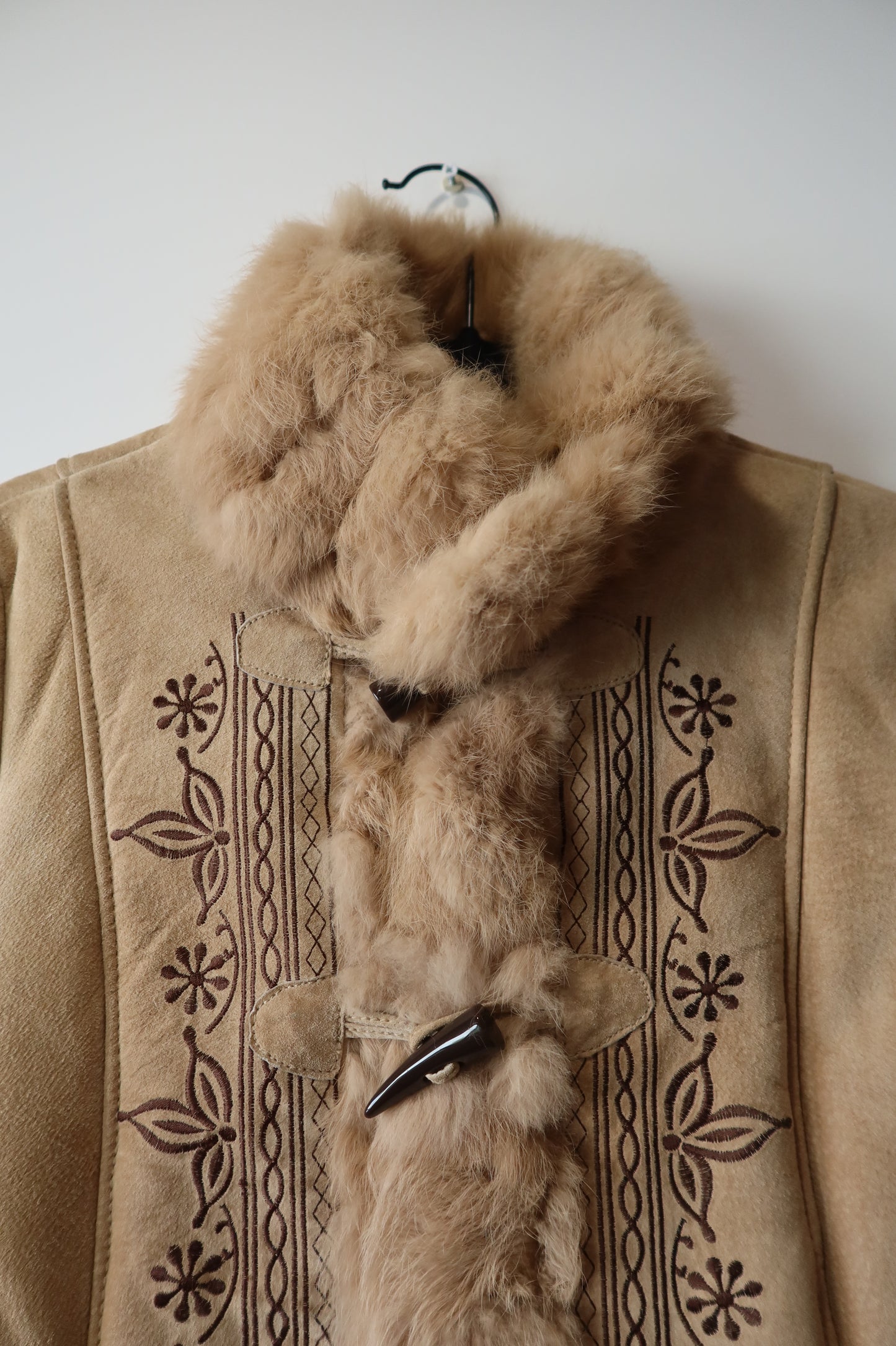 Veste en peau retournée beige et bordures en fourrure