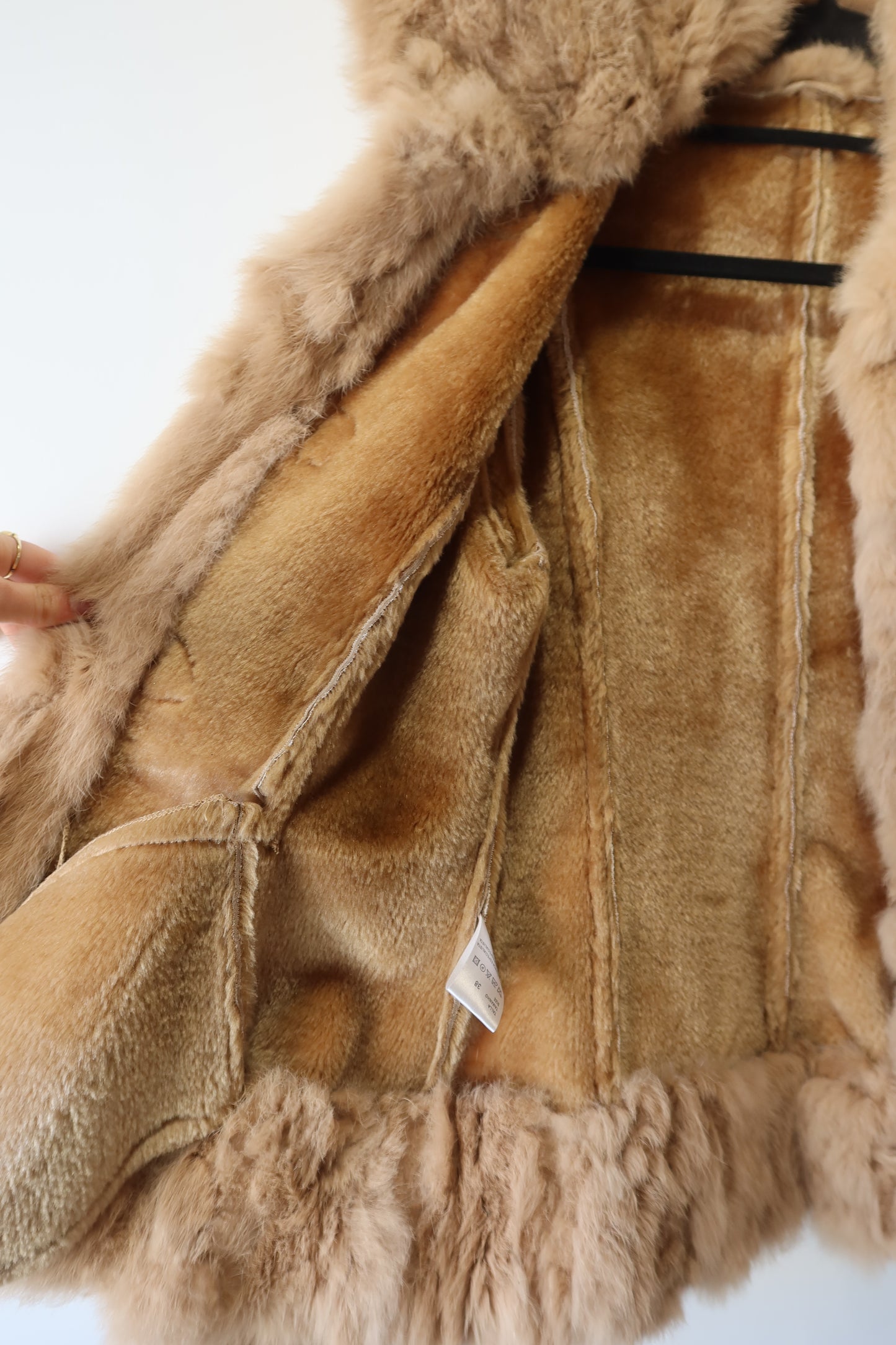 Veste en peau retournée beige et bordures en fourrure