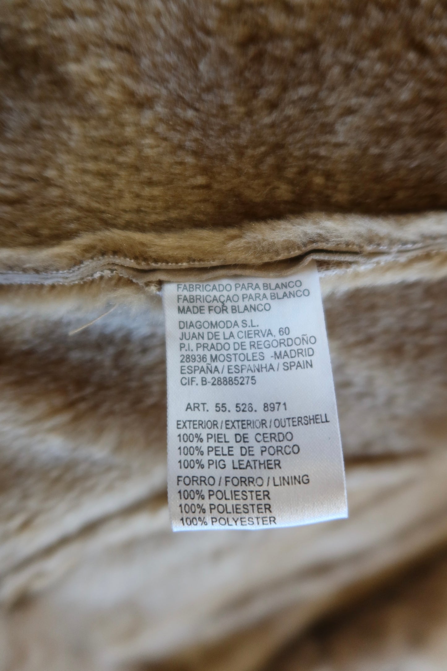 Veste en peau retournée beige et bordures en fourrure