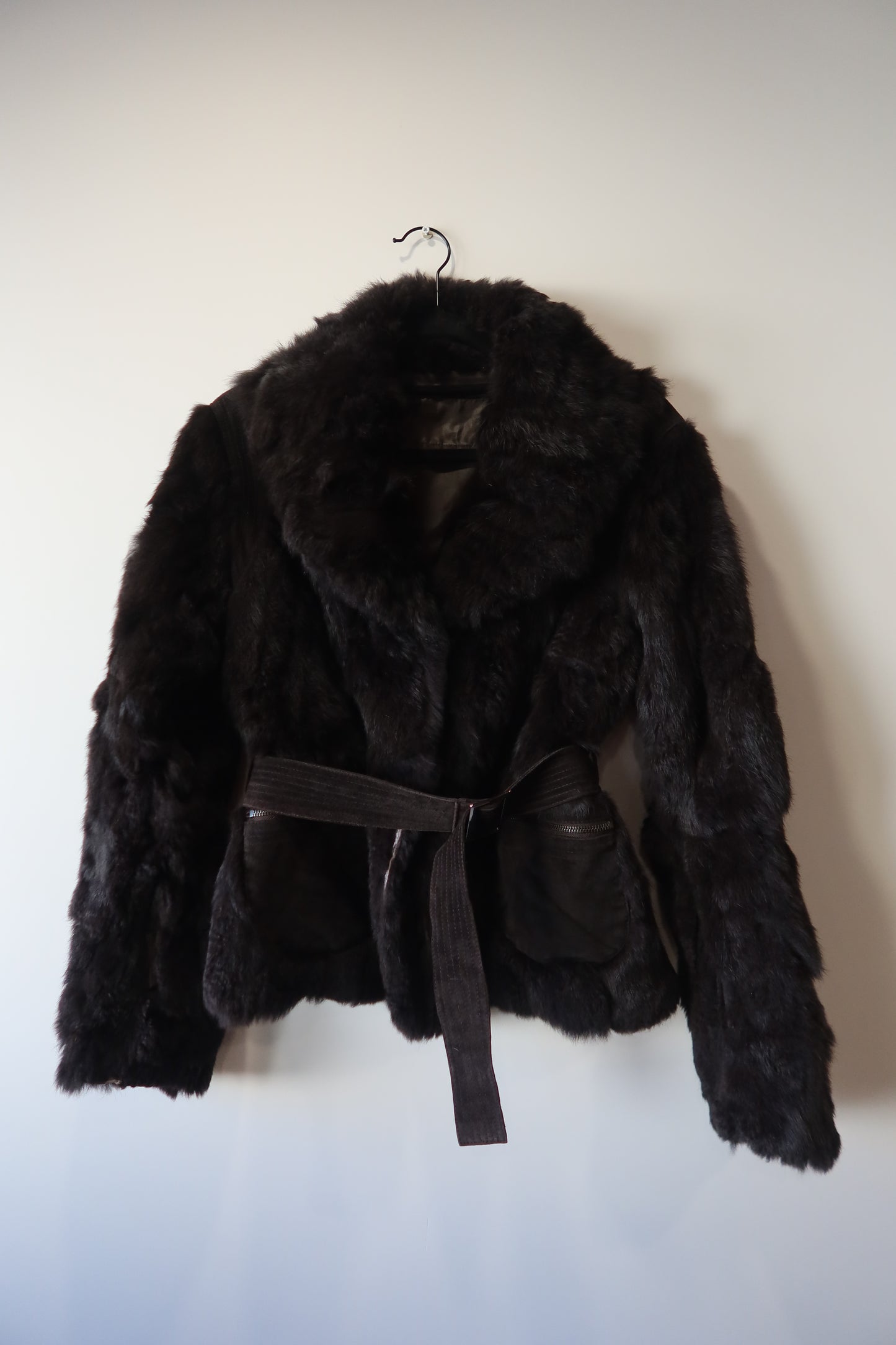 Veste en fourrure et daim grise avec ceinture