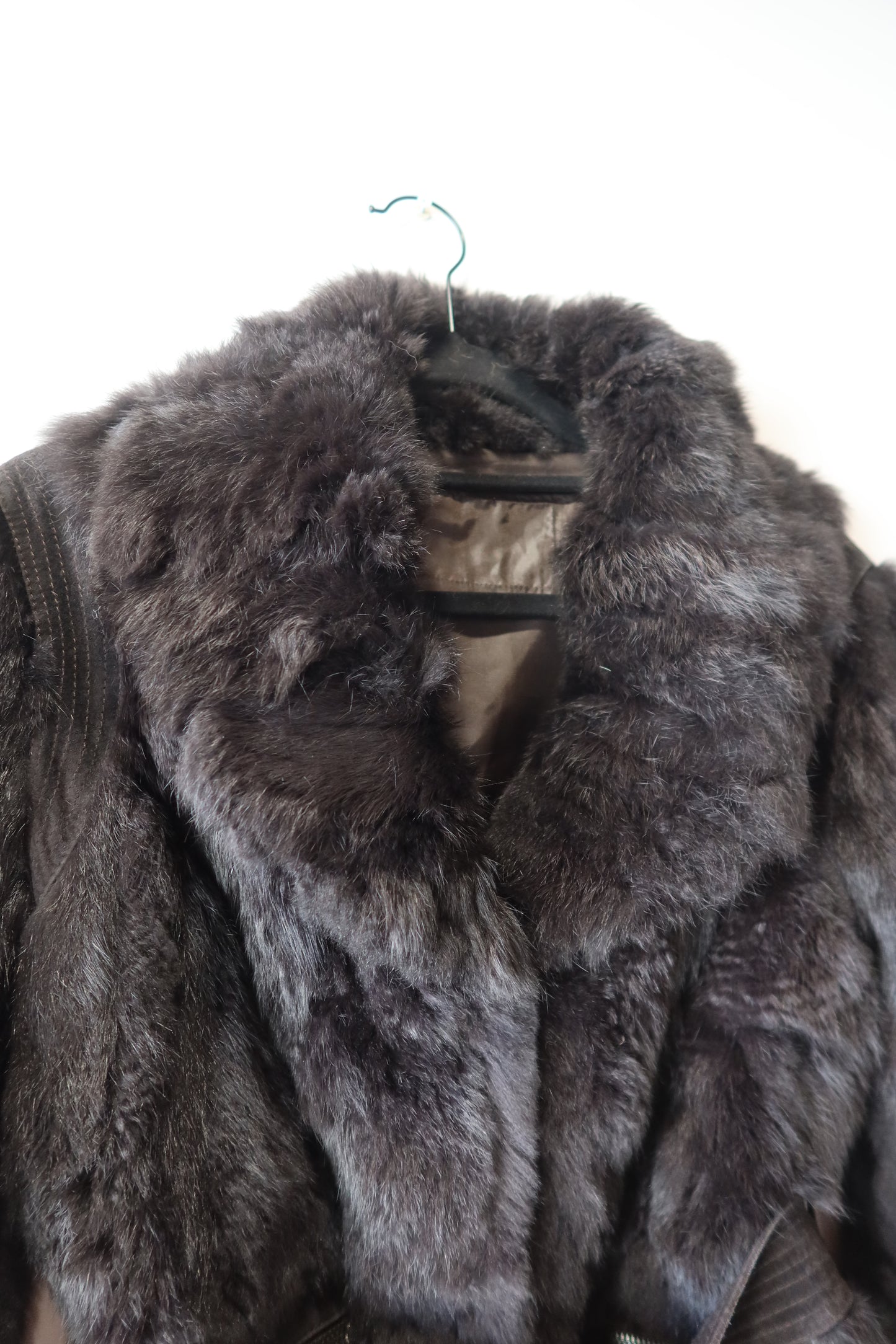 Veste en fourrure et daim grise avec ceinture