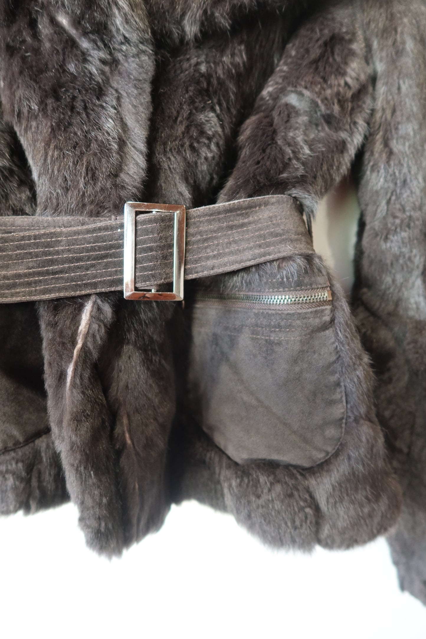 Veste en fourrure et daim grise avec ceinture
