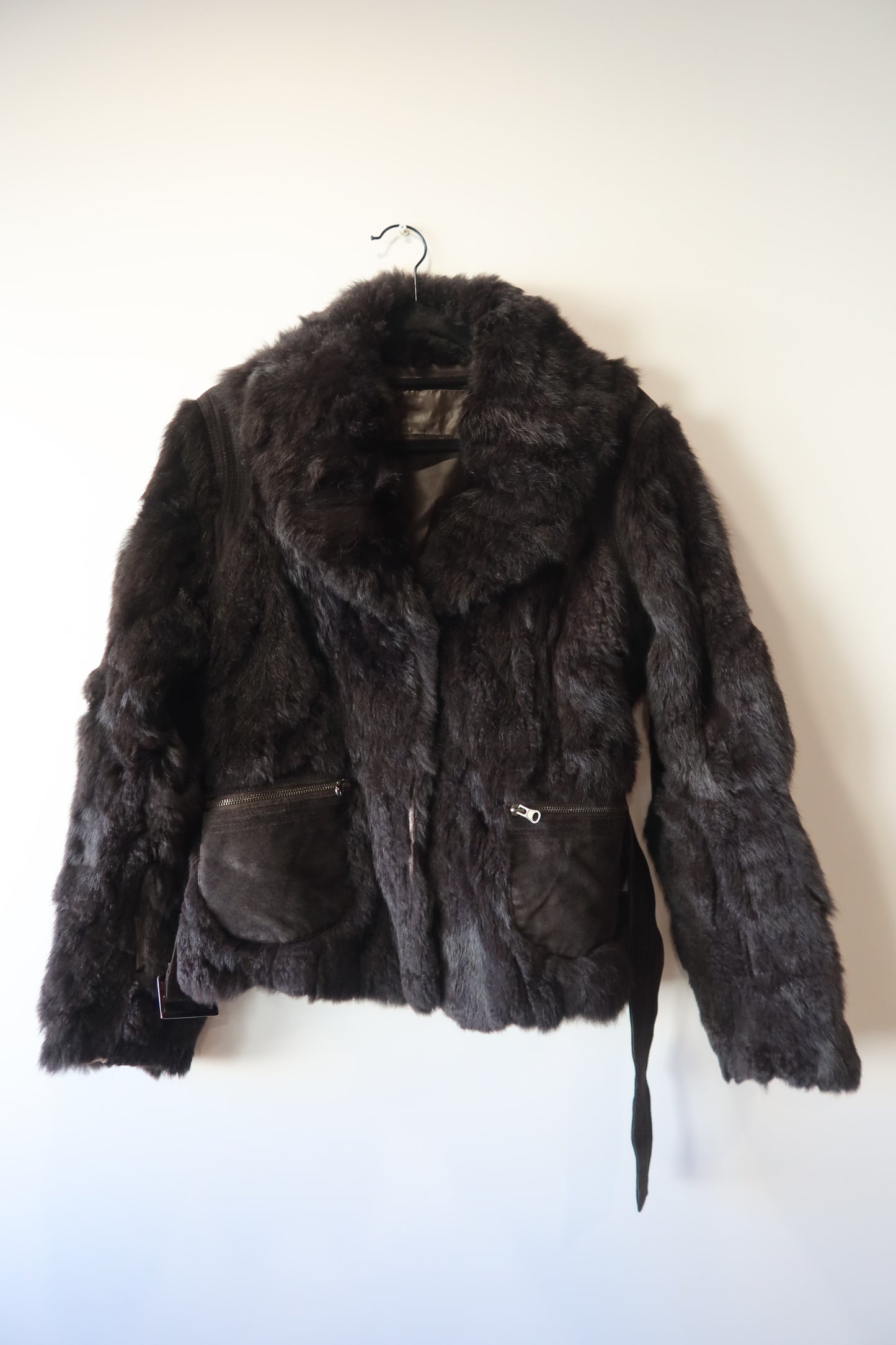 Veste en fourrure et daim grise avec ceinture