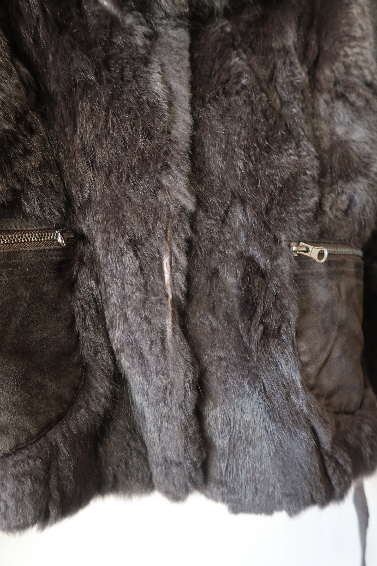 Veste en fourrure et daim grise avec ceinture