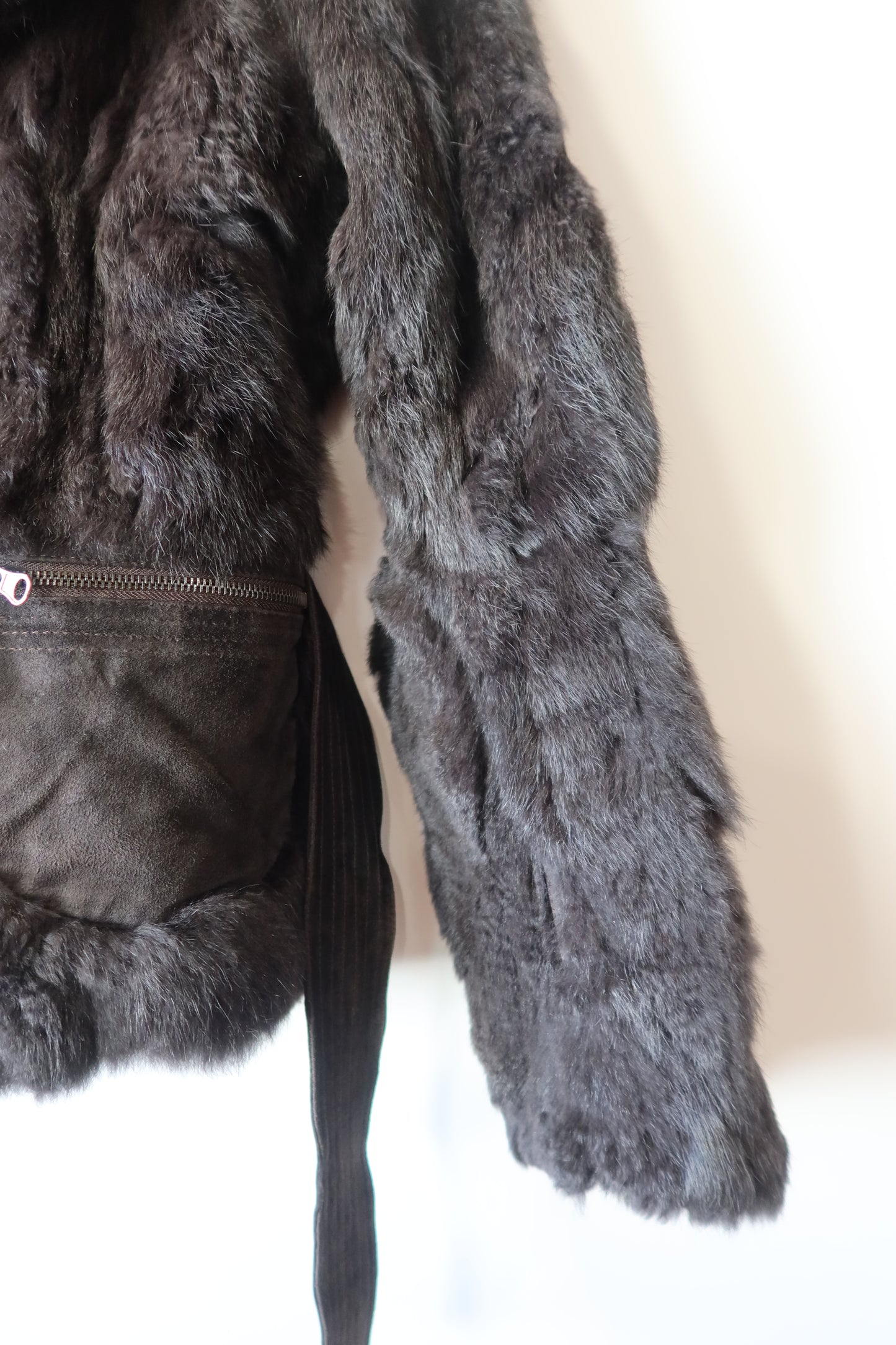 Veste en fourrure et daim grise avec ceinture