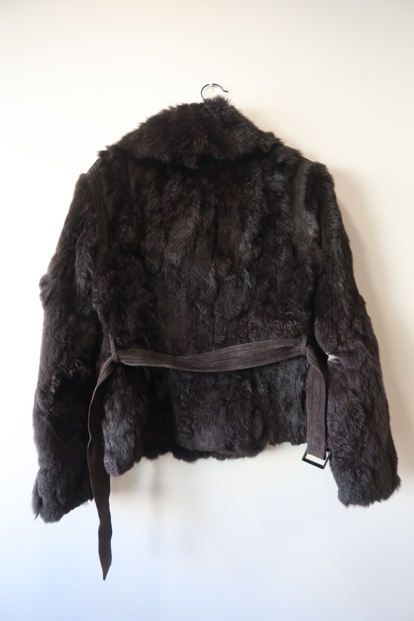 Veste en fourrure et daim grise avec ceinture