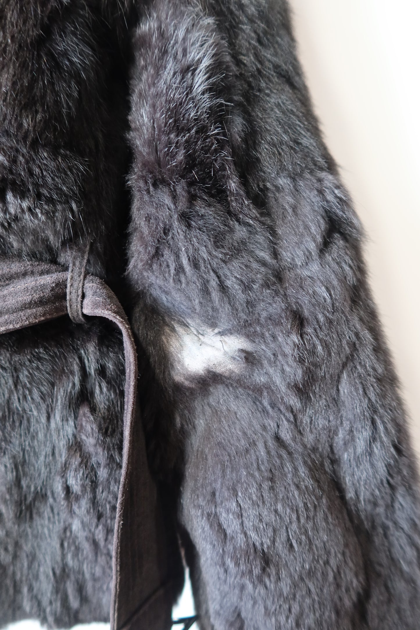 Veste en fourrure et daim grise avec ceinture