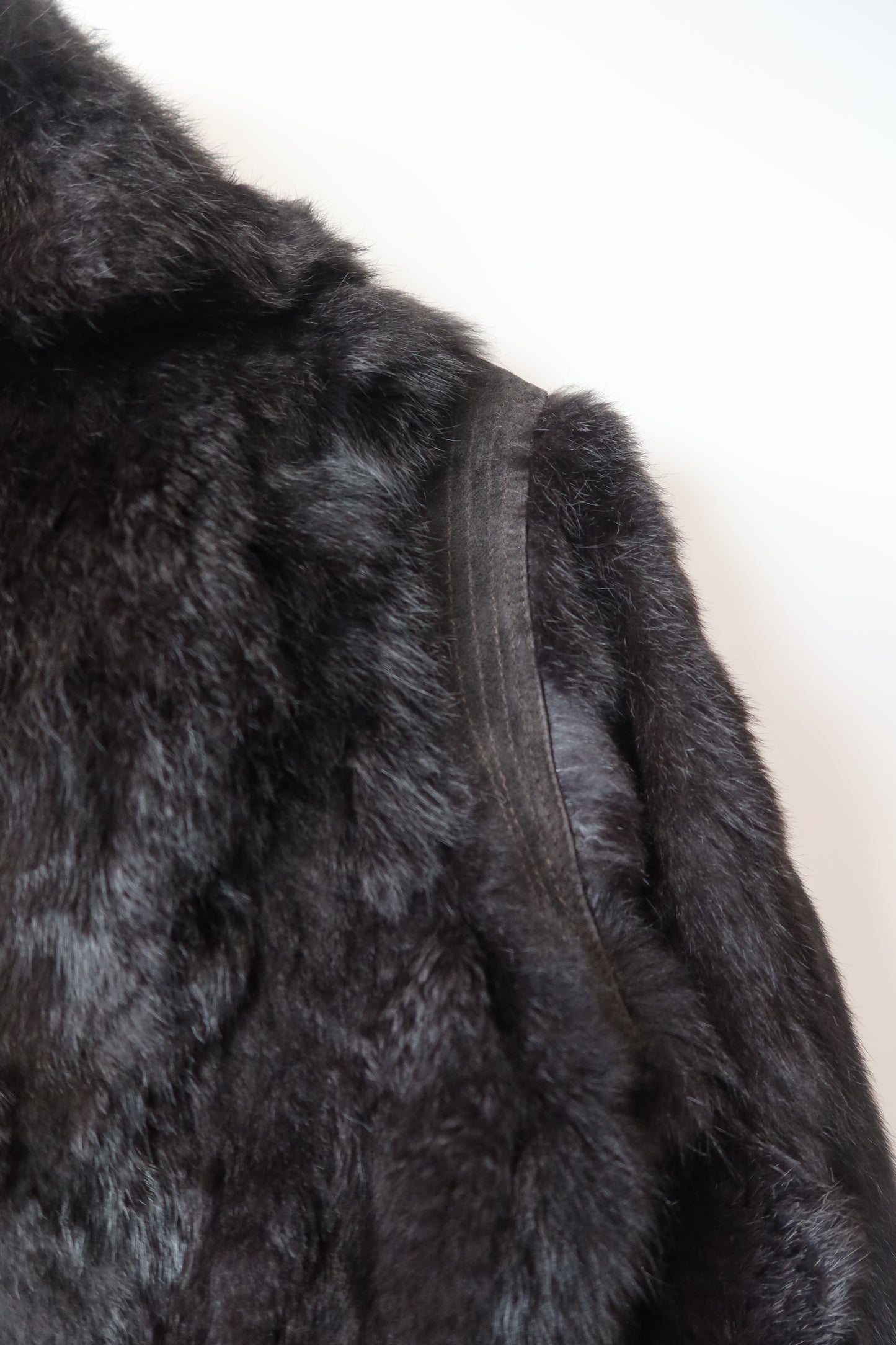 Veste en fourrure et daim grise avec ceinture
