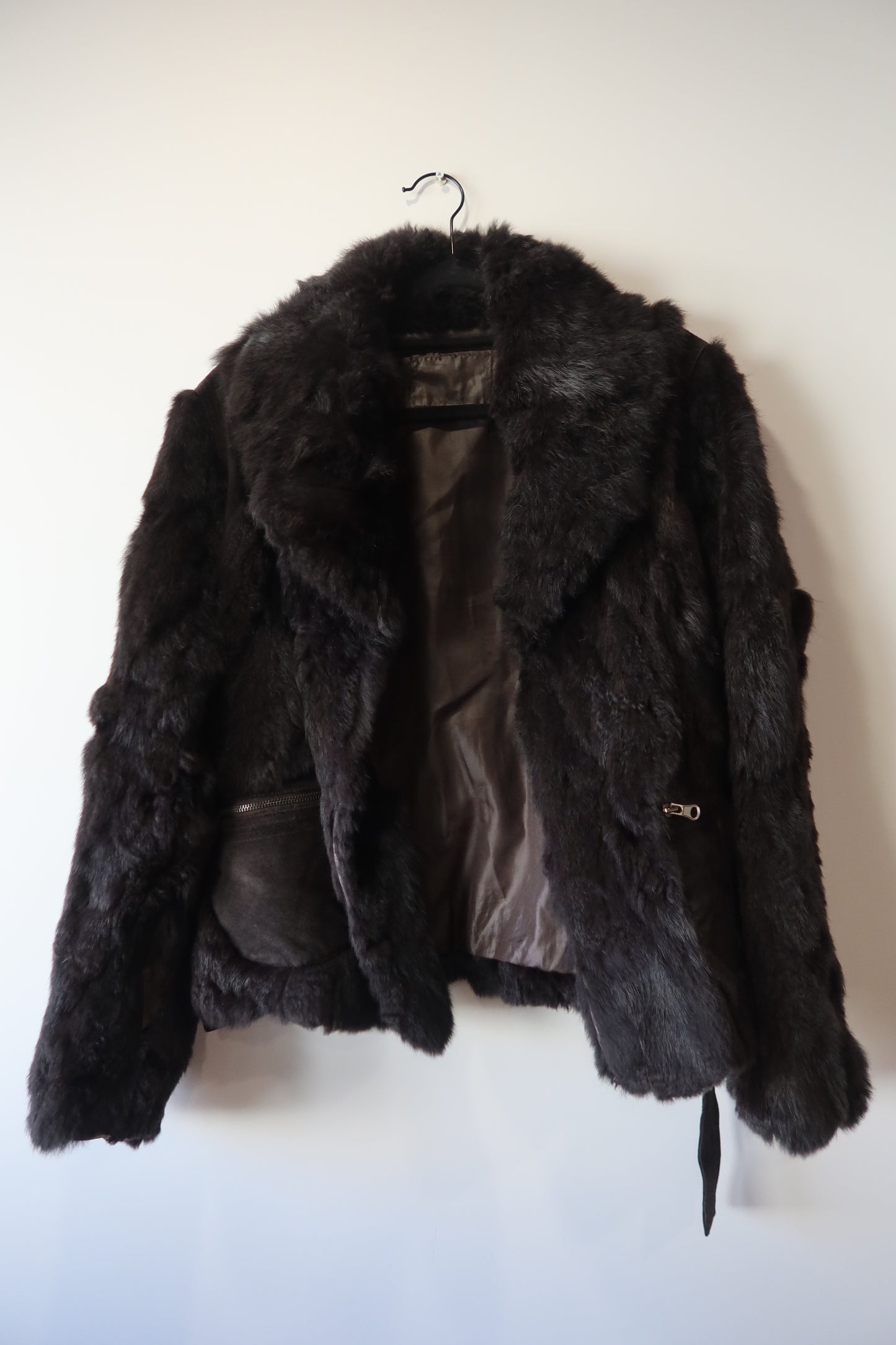 Veste en fourrure et daim grise avec ceinture