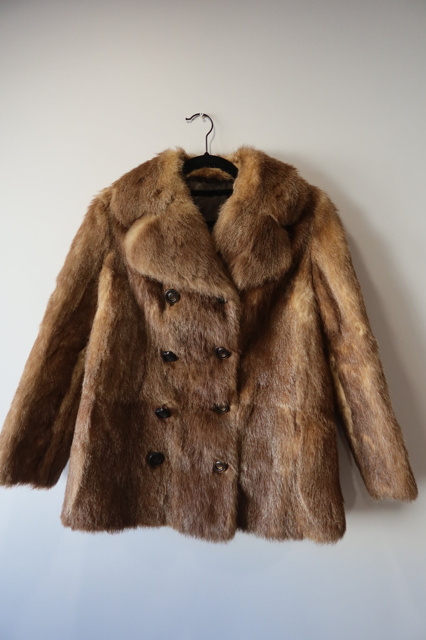 Manteau en fourrure forme caban
