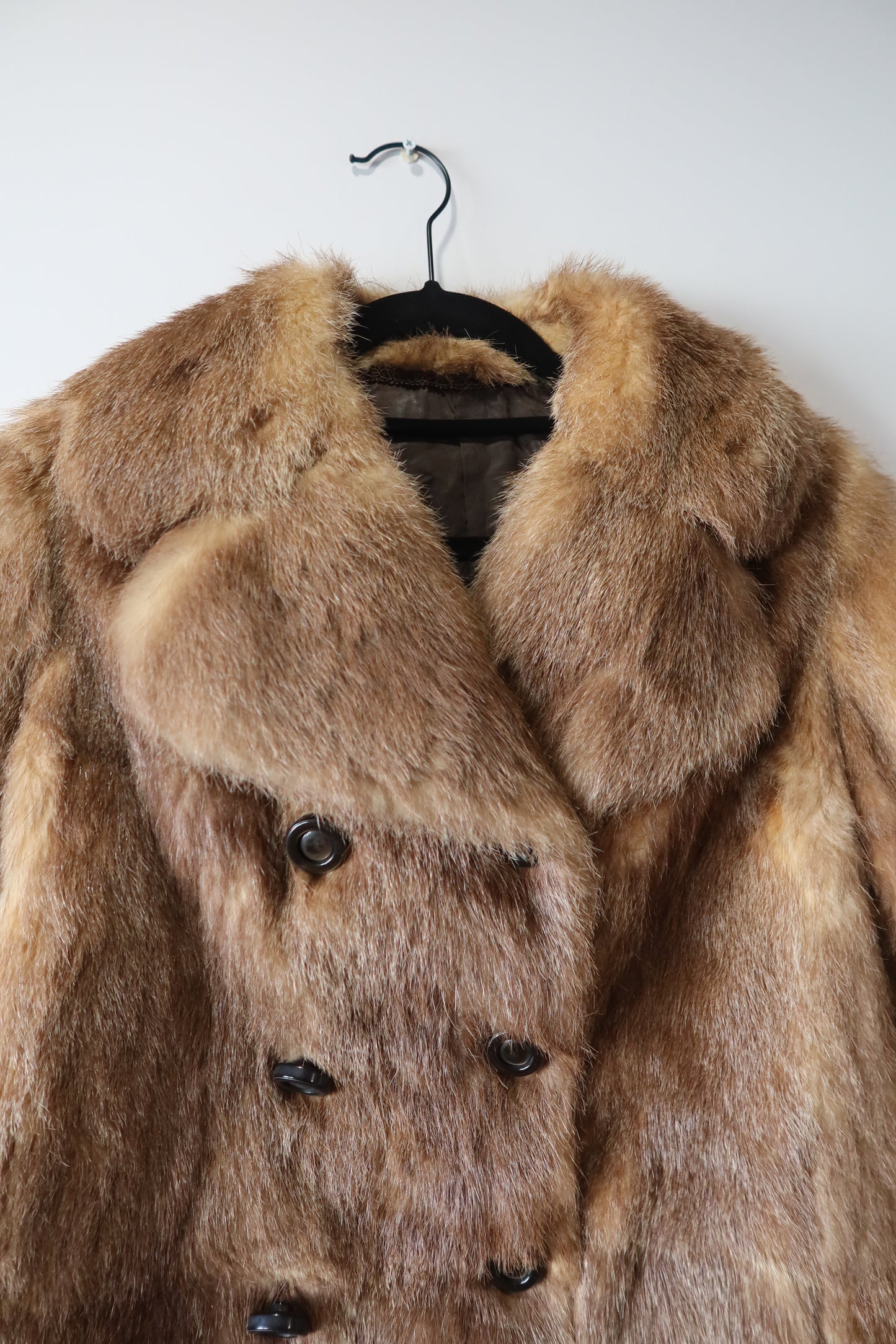 Manteau en fourrure forme caban