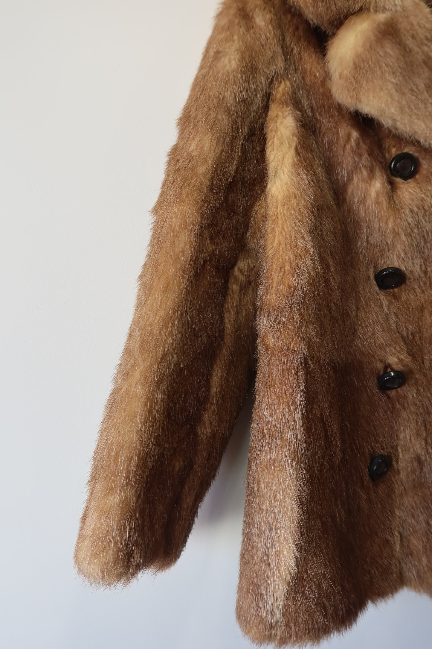 Manteau en fourrure forme caban