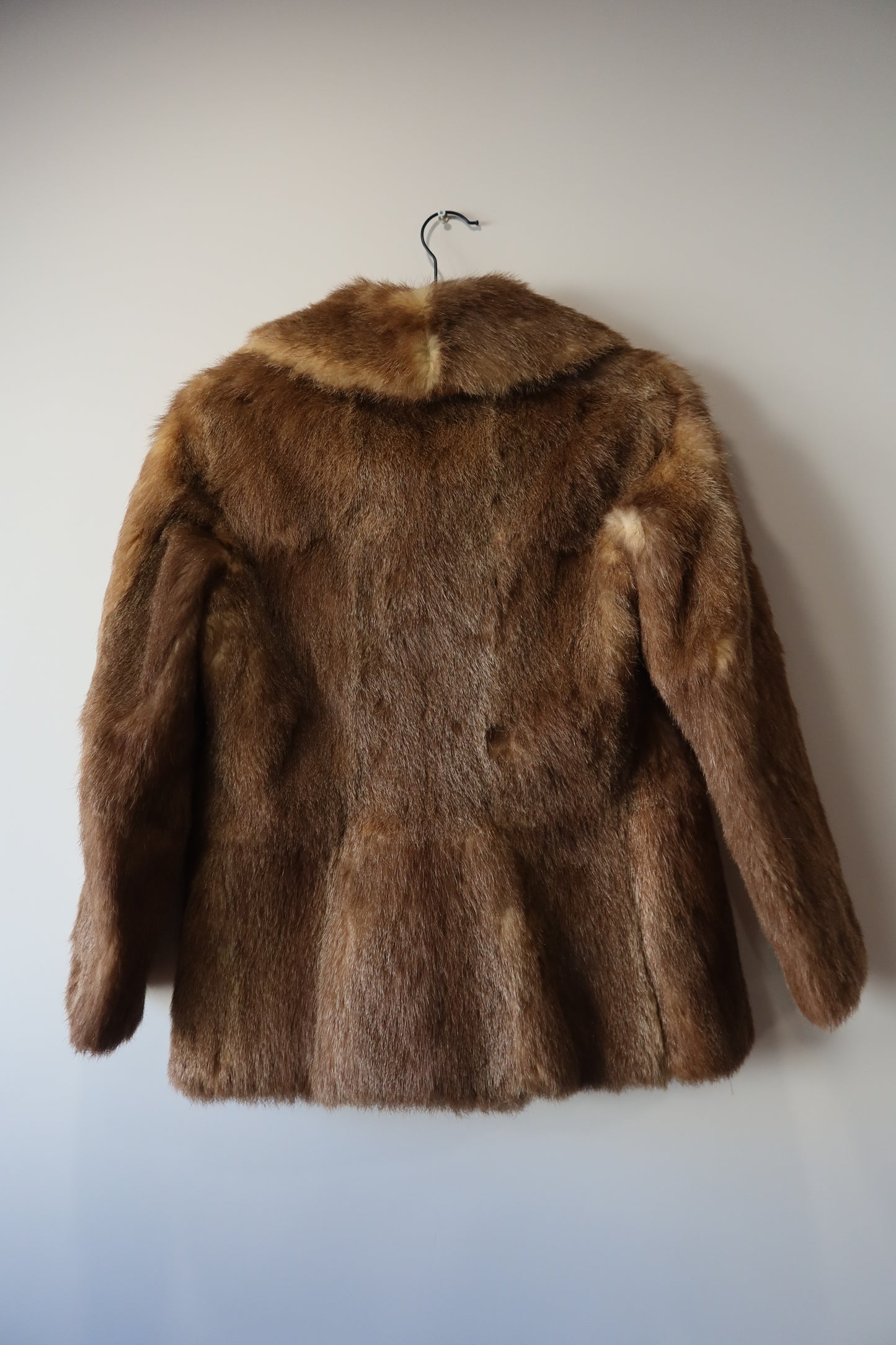 Manteau en fourrure forme caban