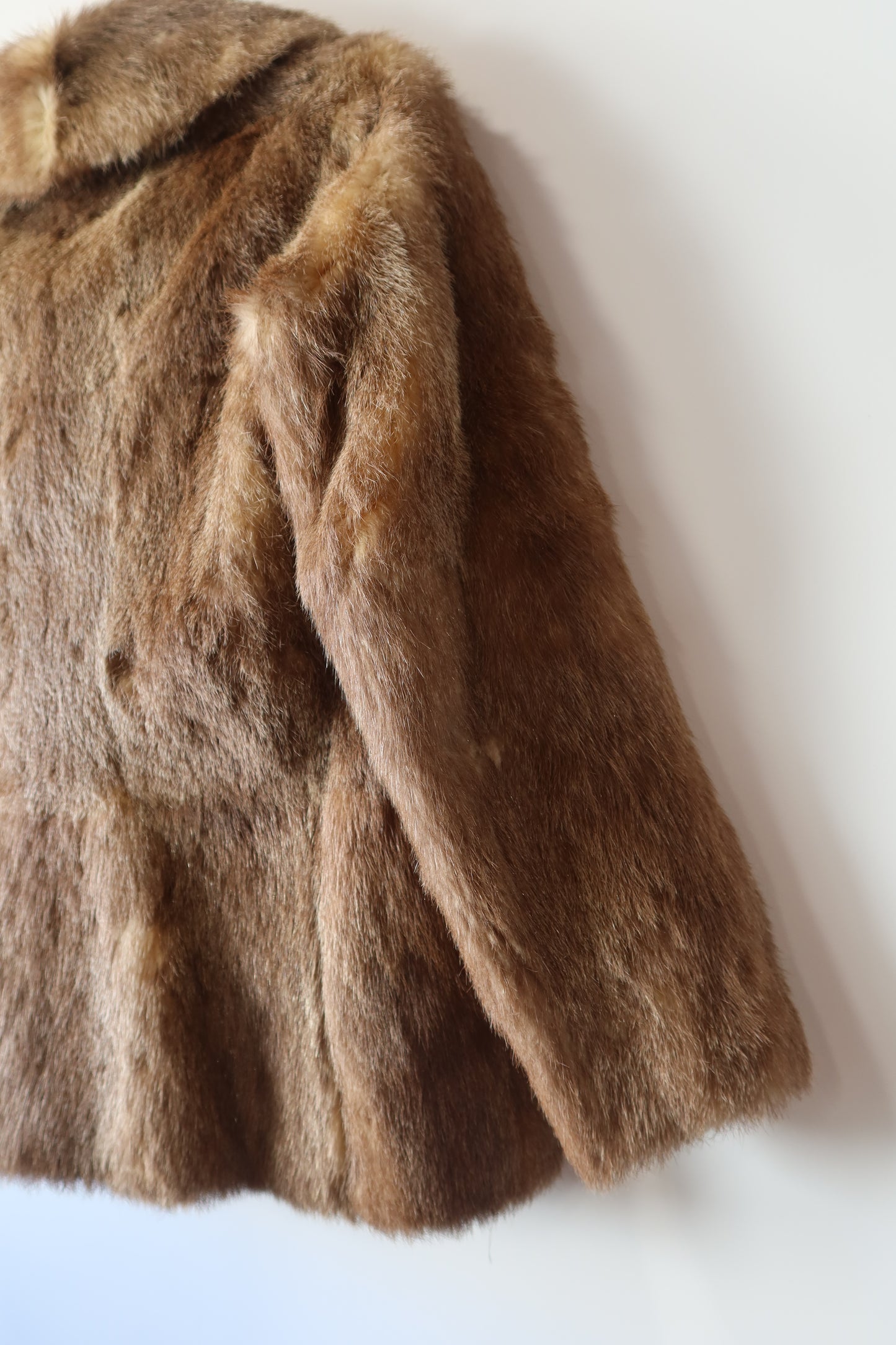 Manteau en fourrure forme caban