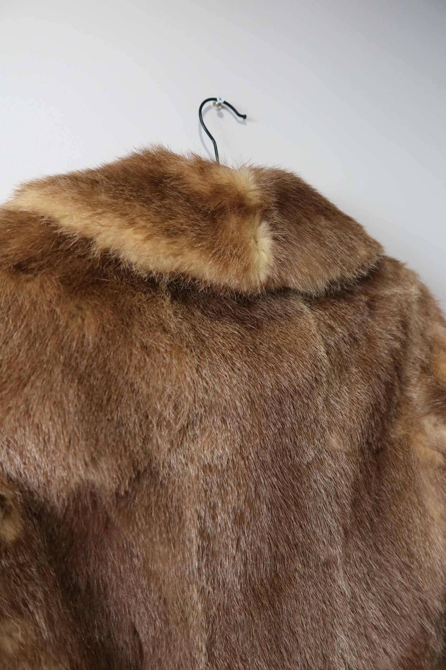 Manteau en fourrure forme caban