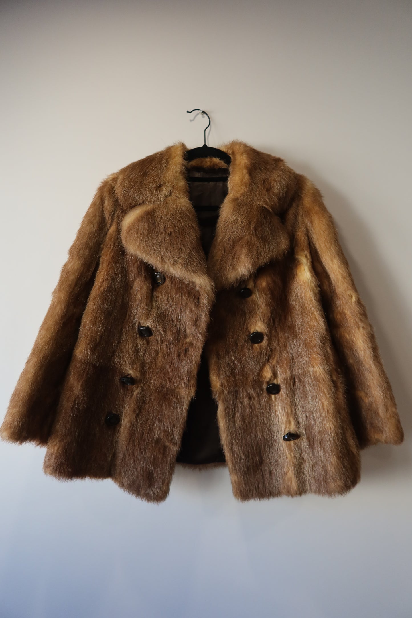 Manteau en fourrure forme caban