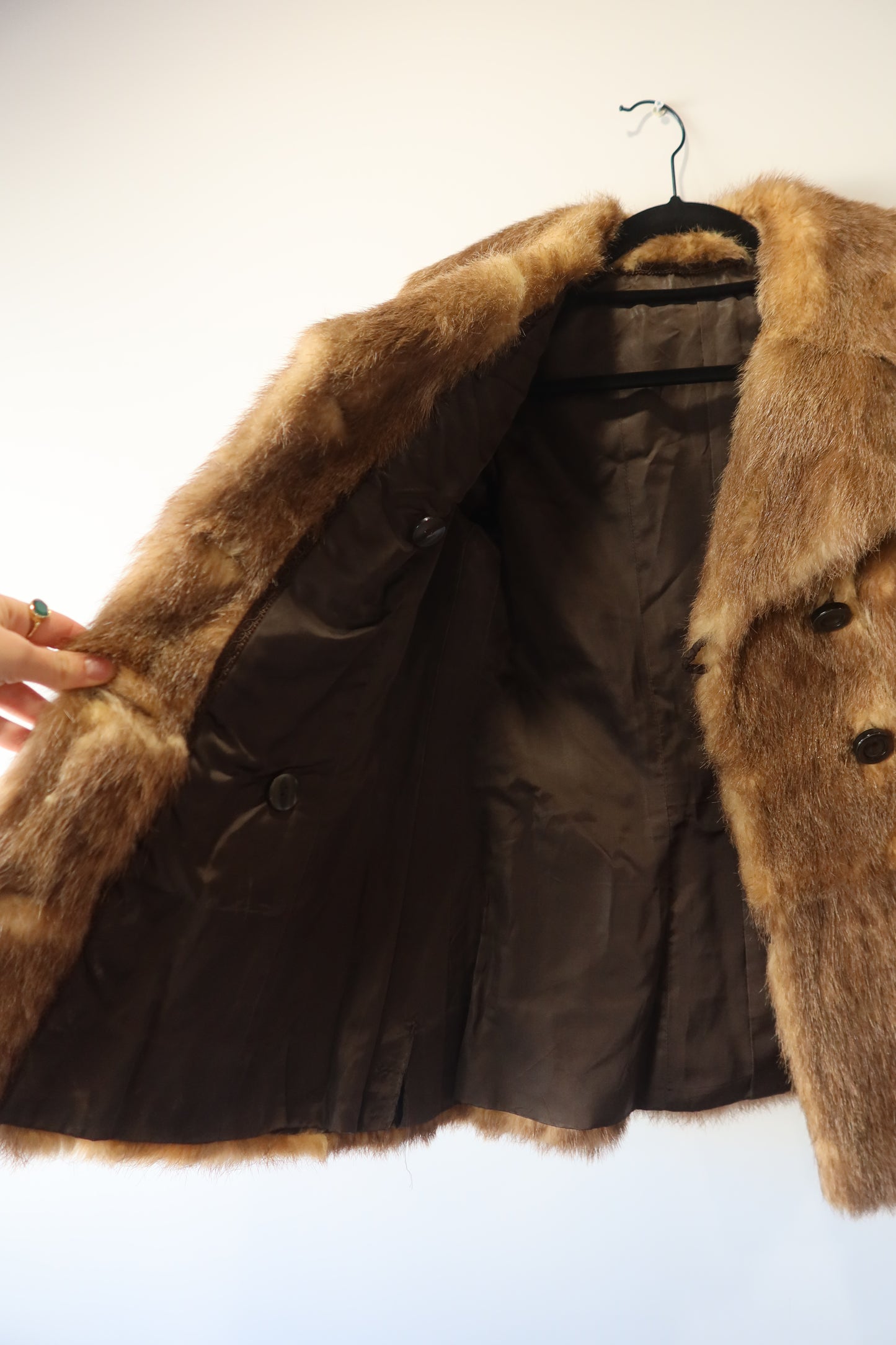 Manteau en fourrure forme caban